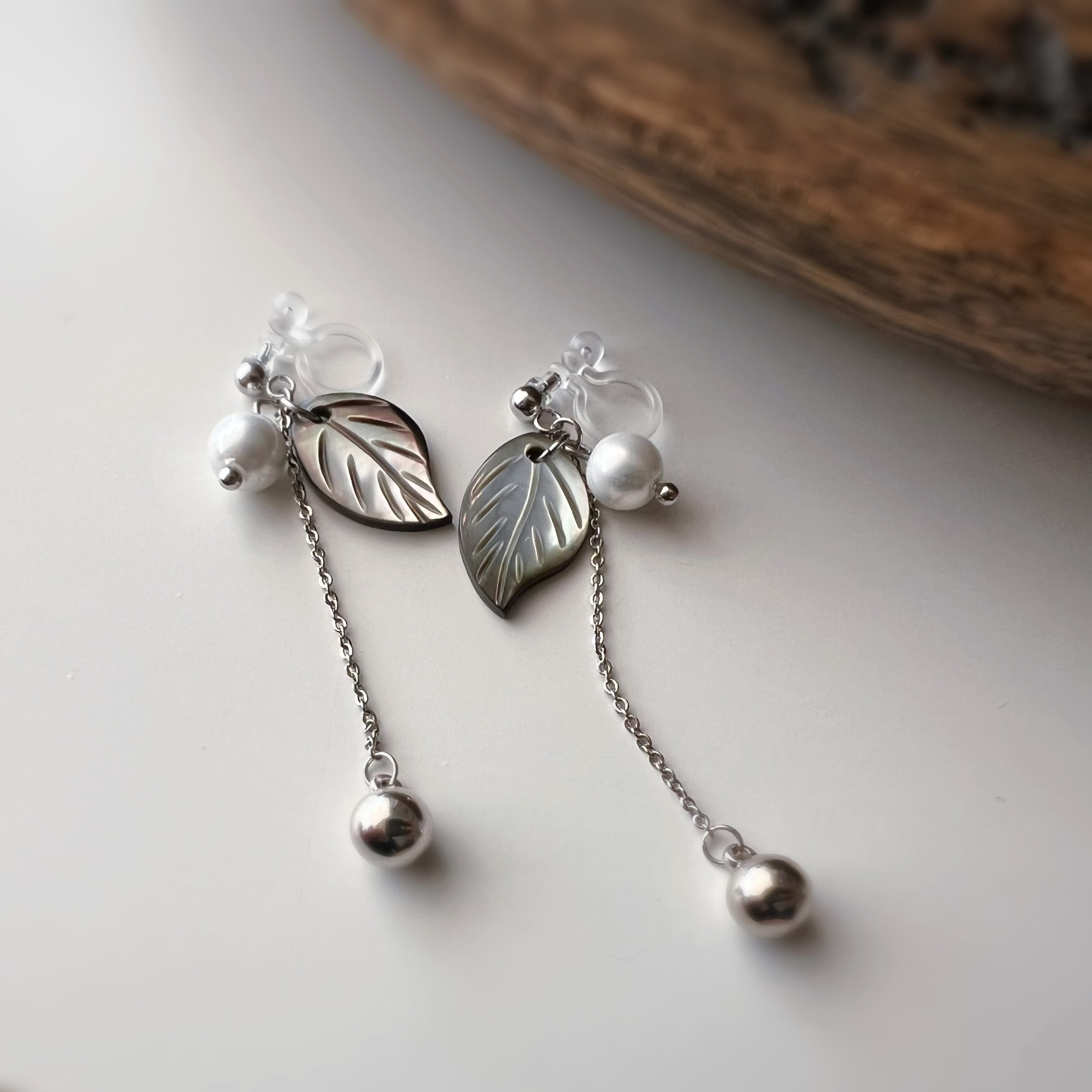 Clips d’oreilles feuille coquillage nacré