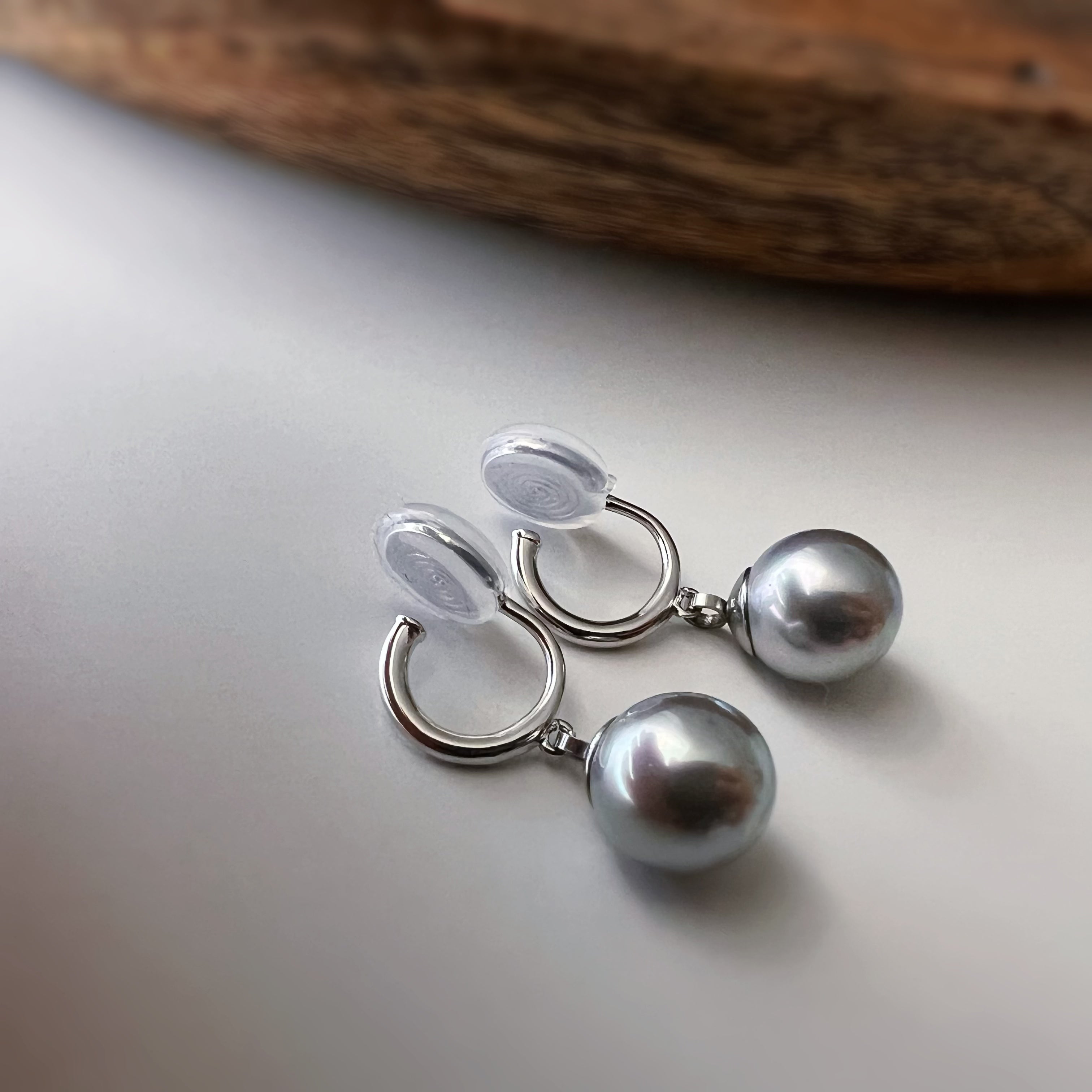 Clips d’oreilles perle grise nacrée