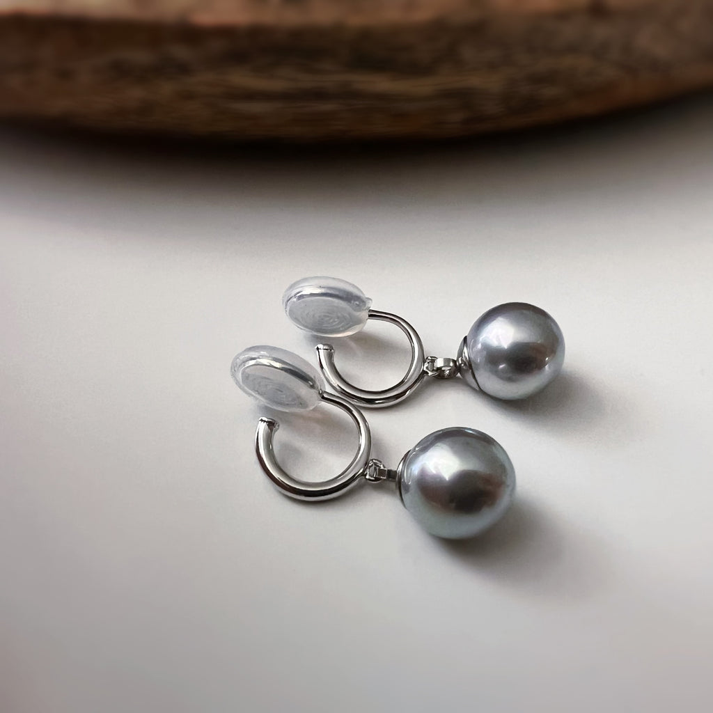 Clips d’oreilles perle grise nacrée