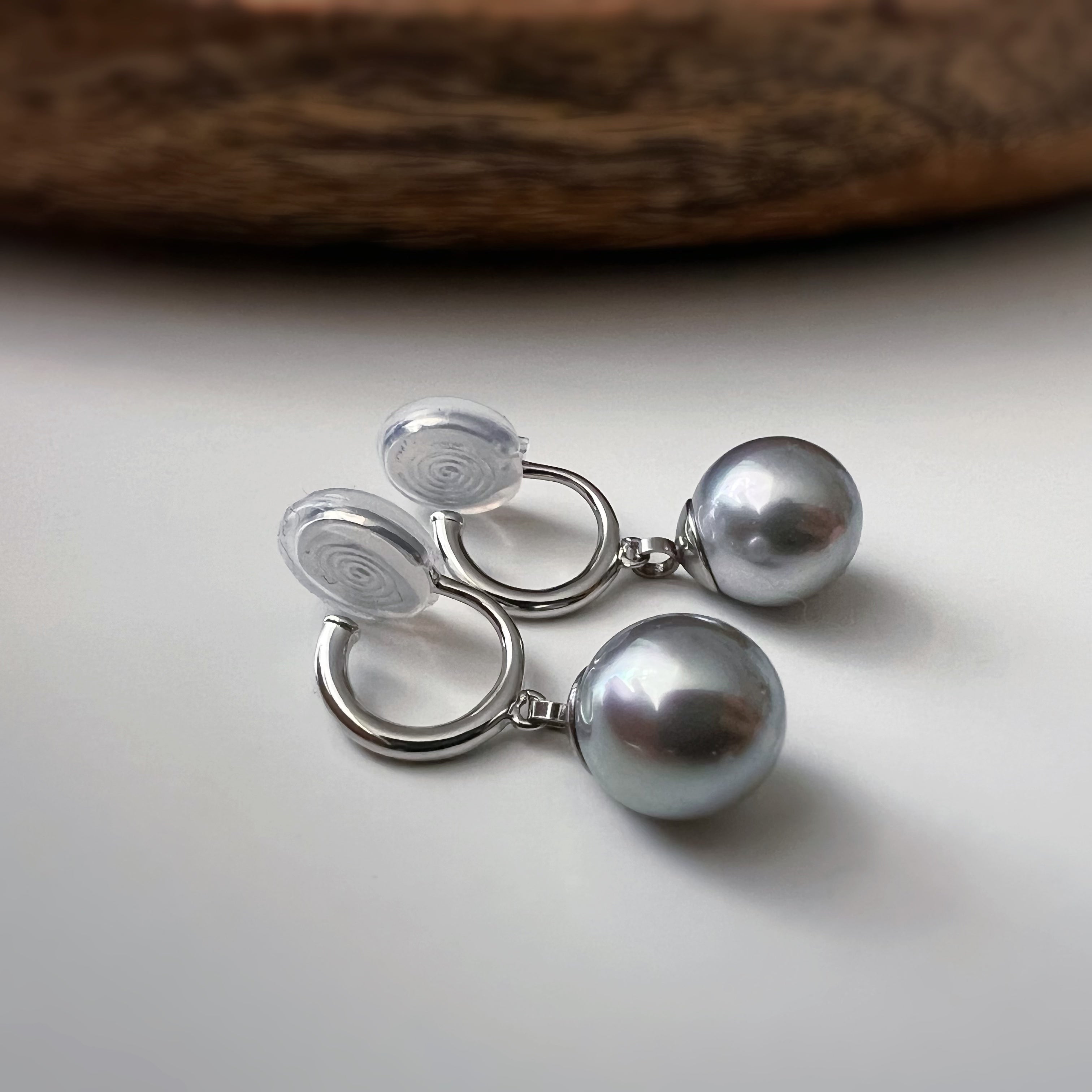Clips d’oreilles perle grise nacrée