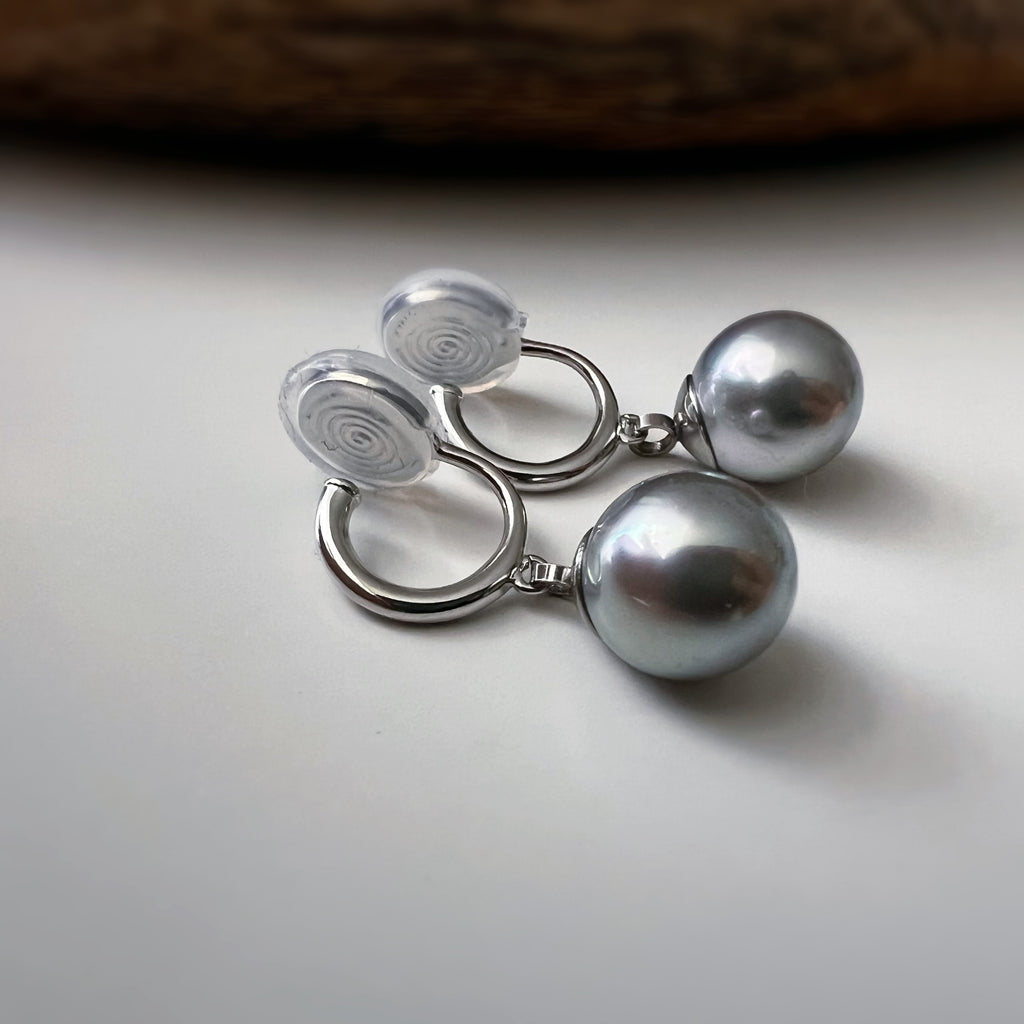 Clips d’oreilles perle grise nacrée