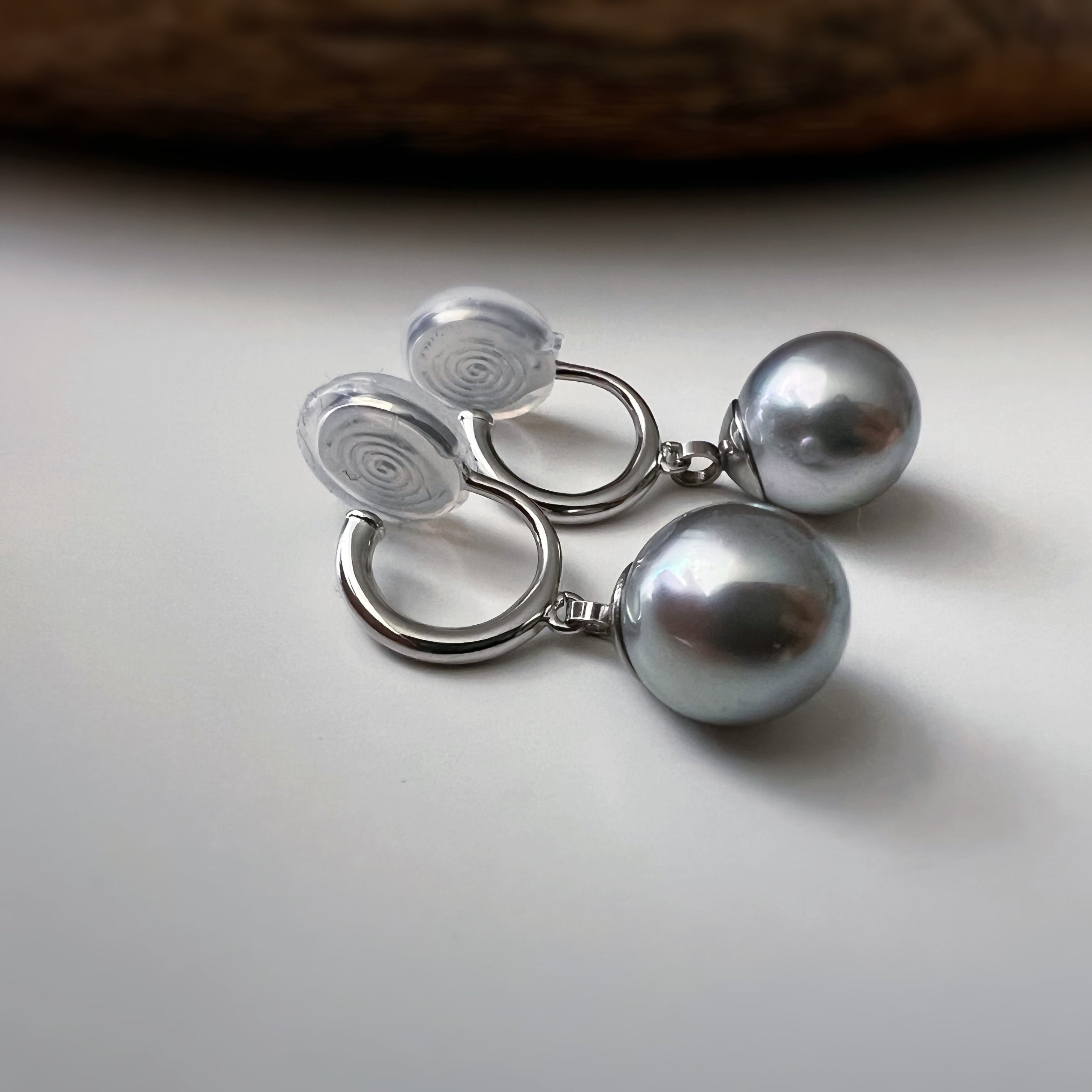Clips d’oreilles perle grise nacrée