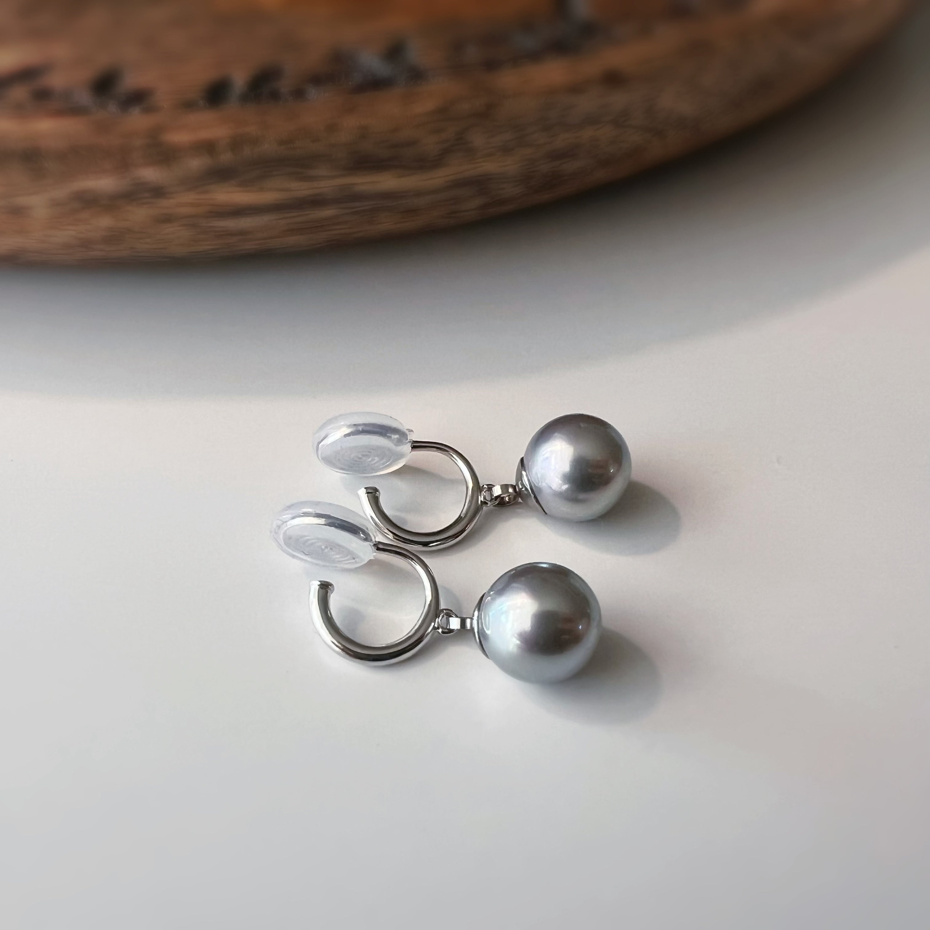 Clips d’oreilles perle grise nacrée