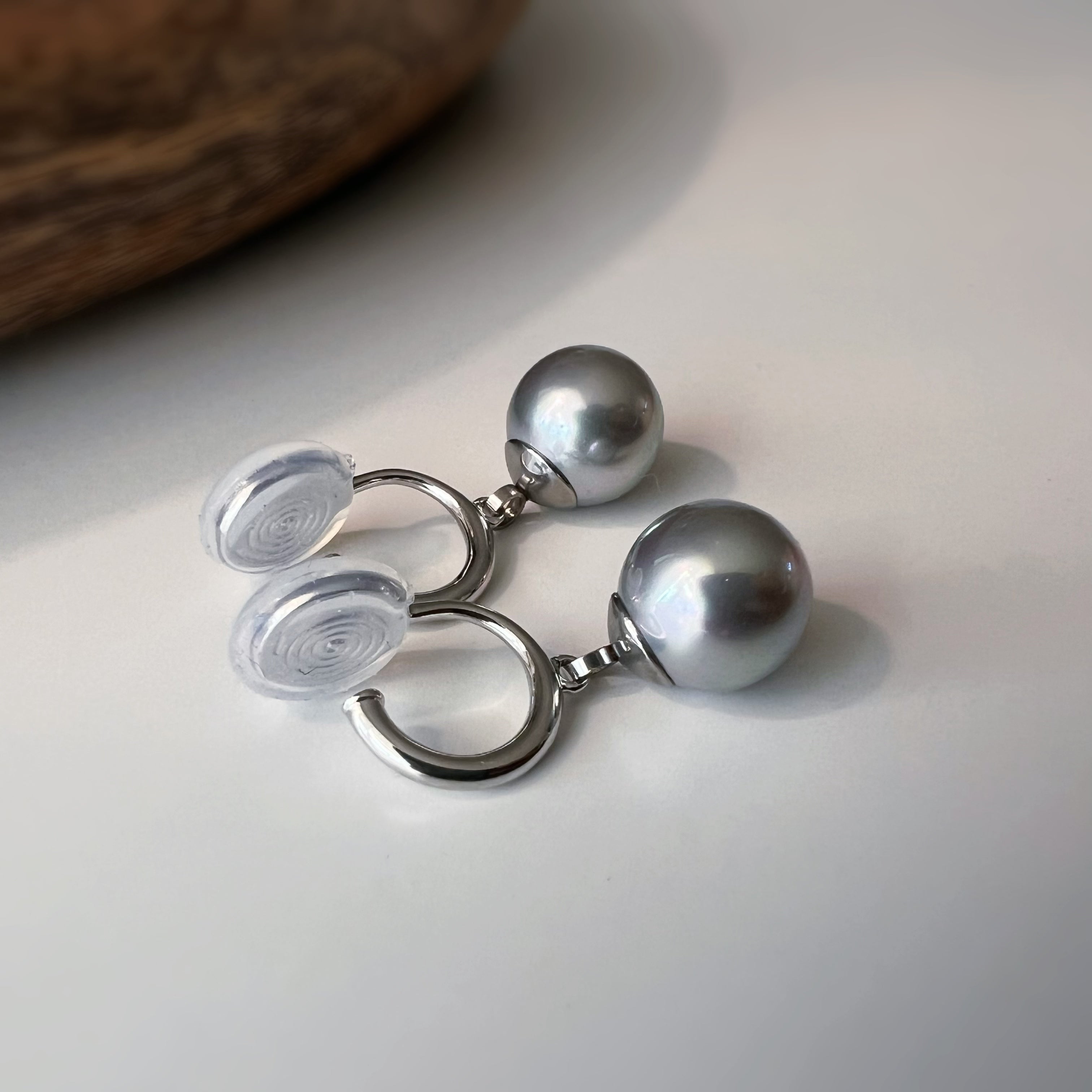 Clips d’oreilles perle grise nacrée
