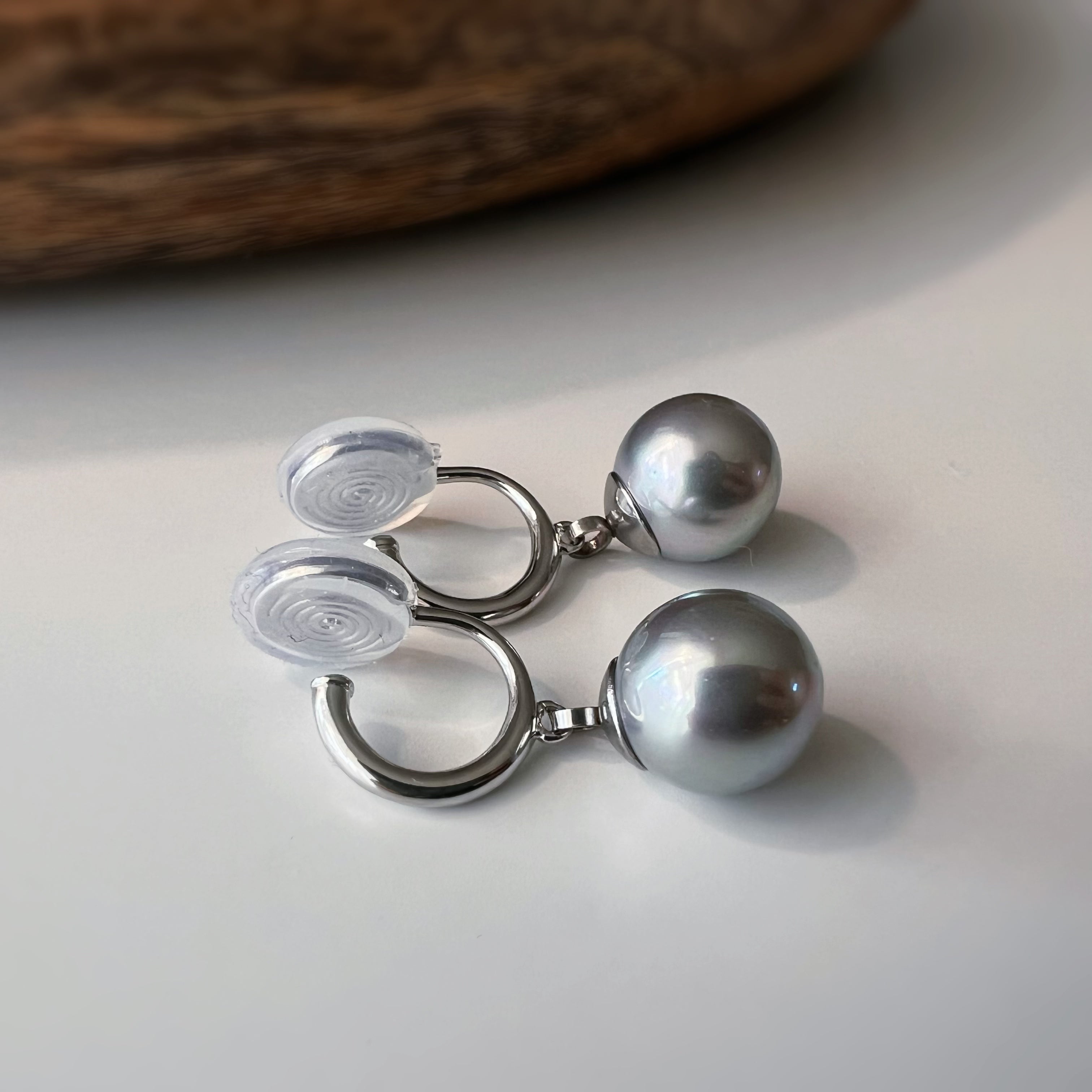 Clips d’oreilles perle grise nacrée
