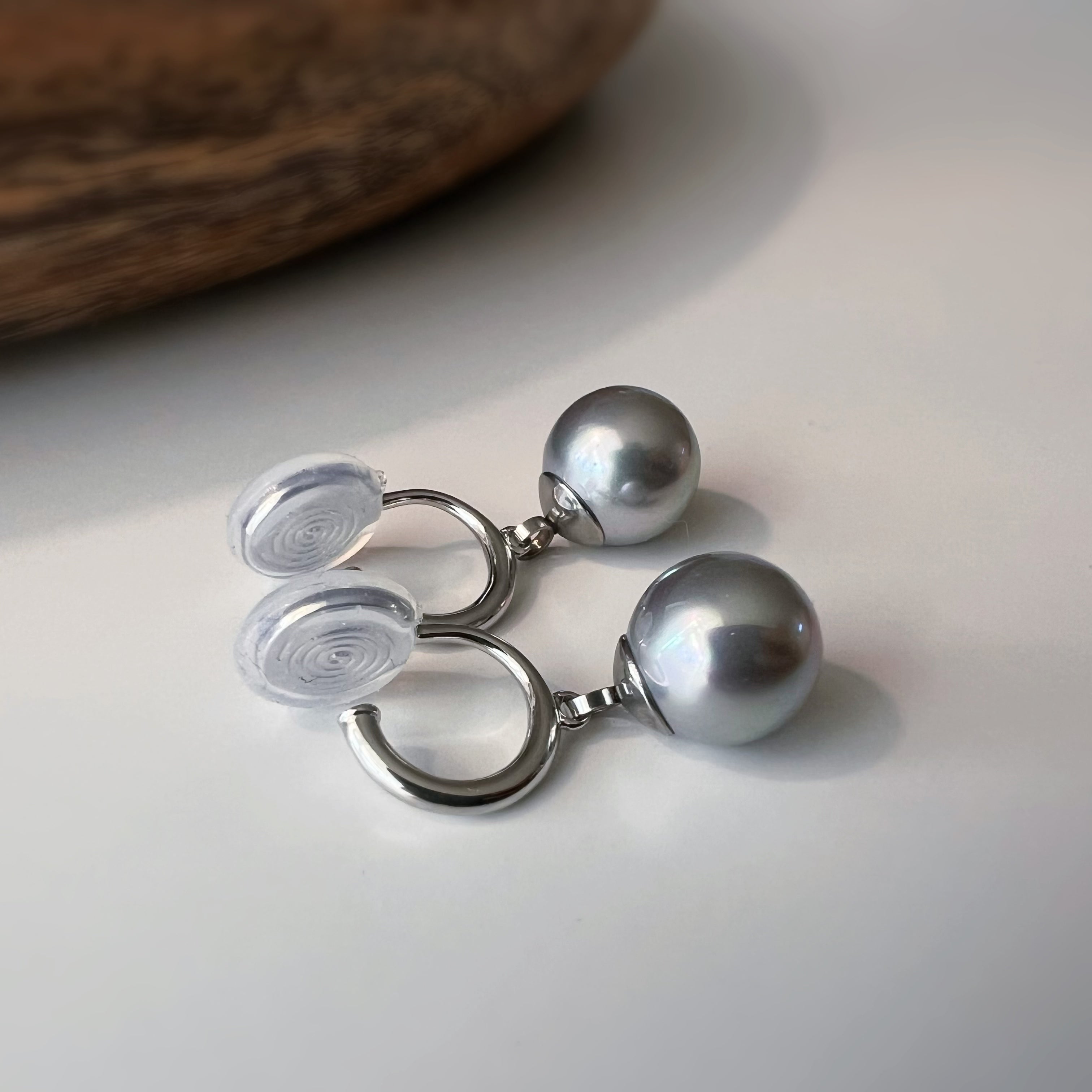 Clips d’oreilles perle grise nacrée