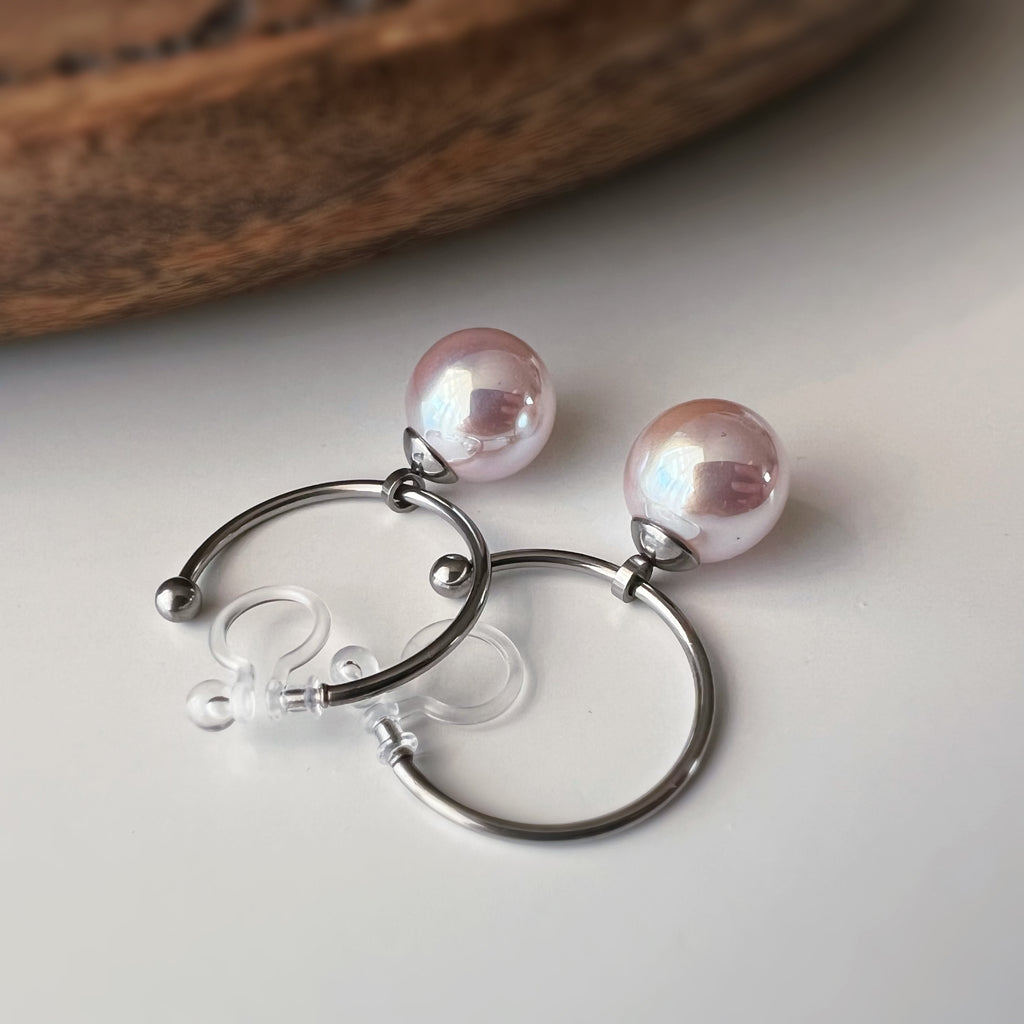 Clips d’oreilles créoles perle rose nacrée