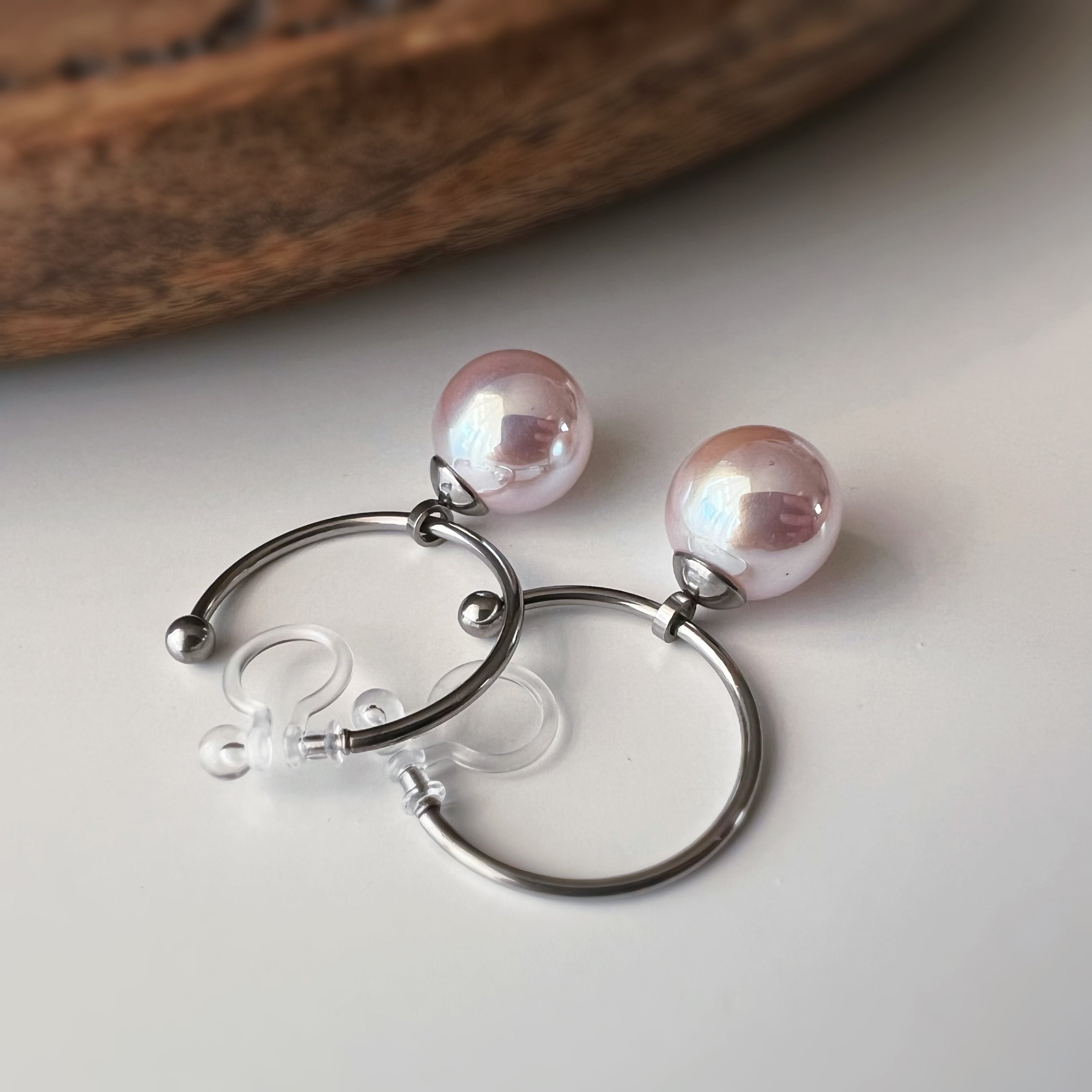Clips d’oreilles créoles perle rose nacrée