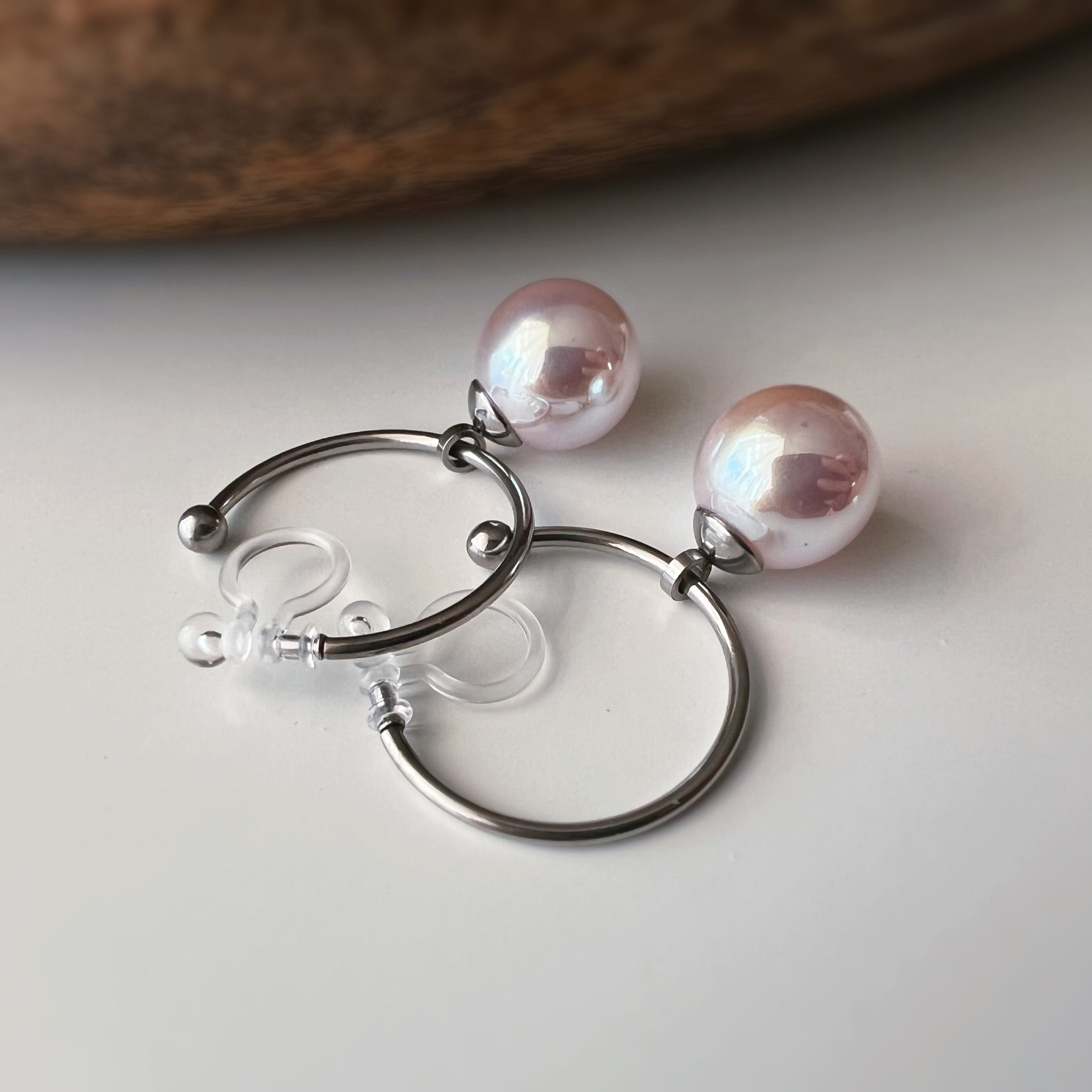 Clips d’oreilles créoles perle rose nacrée