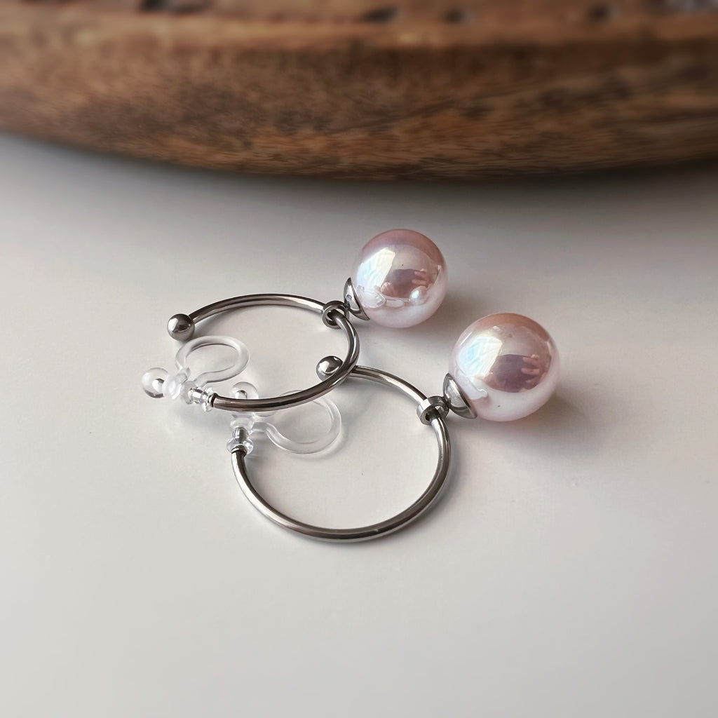 Clips d’oreilles créoles perle rose nacrée