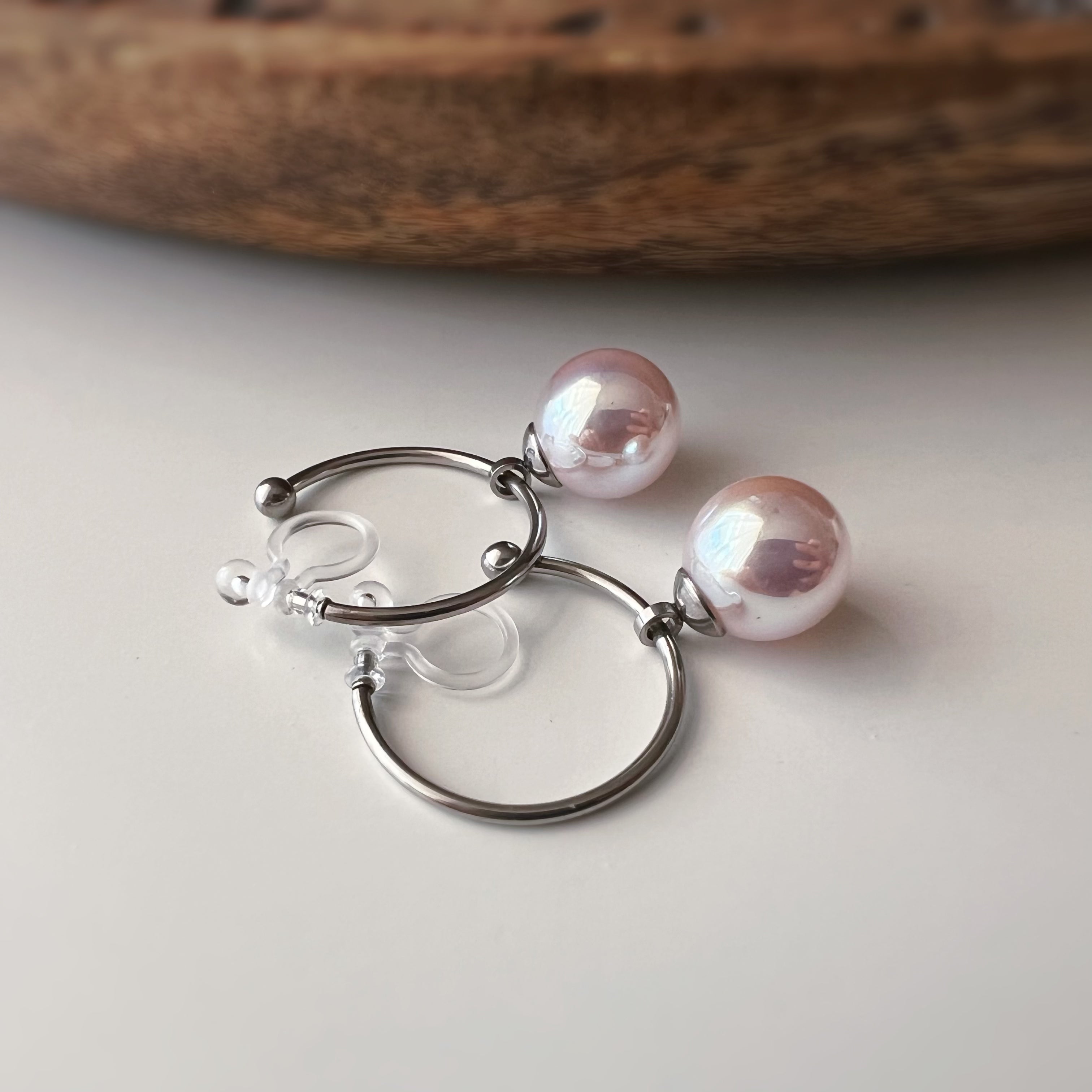 Clips d’oreilles créoles perle rose nacrée