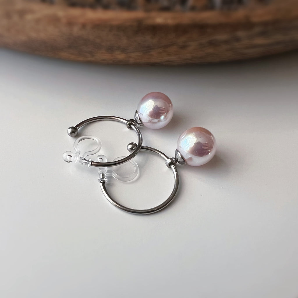 Clips d’oreilles créoles perle rose nacrée