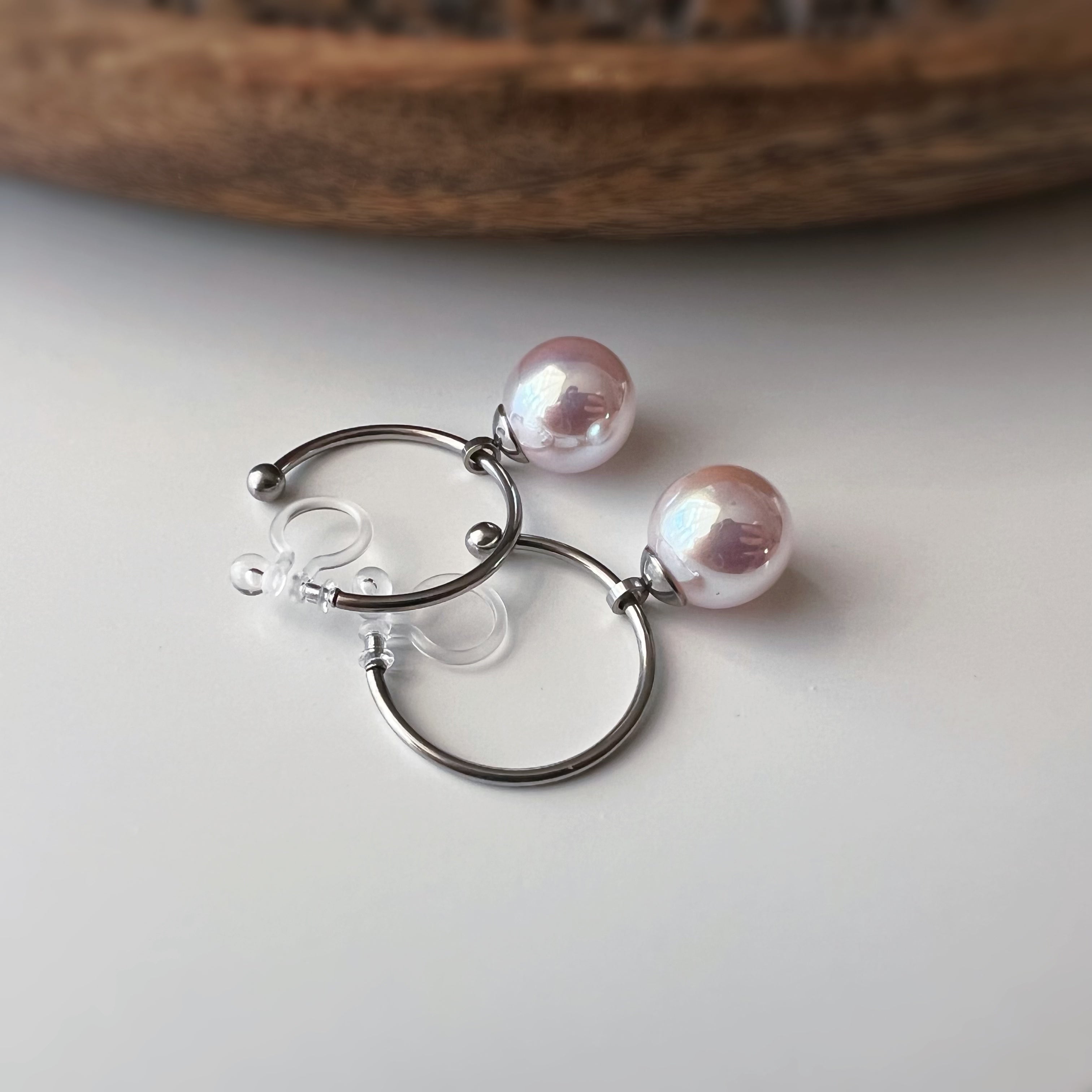 Clips d’oreilles créoles perle rose nacrée