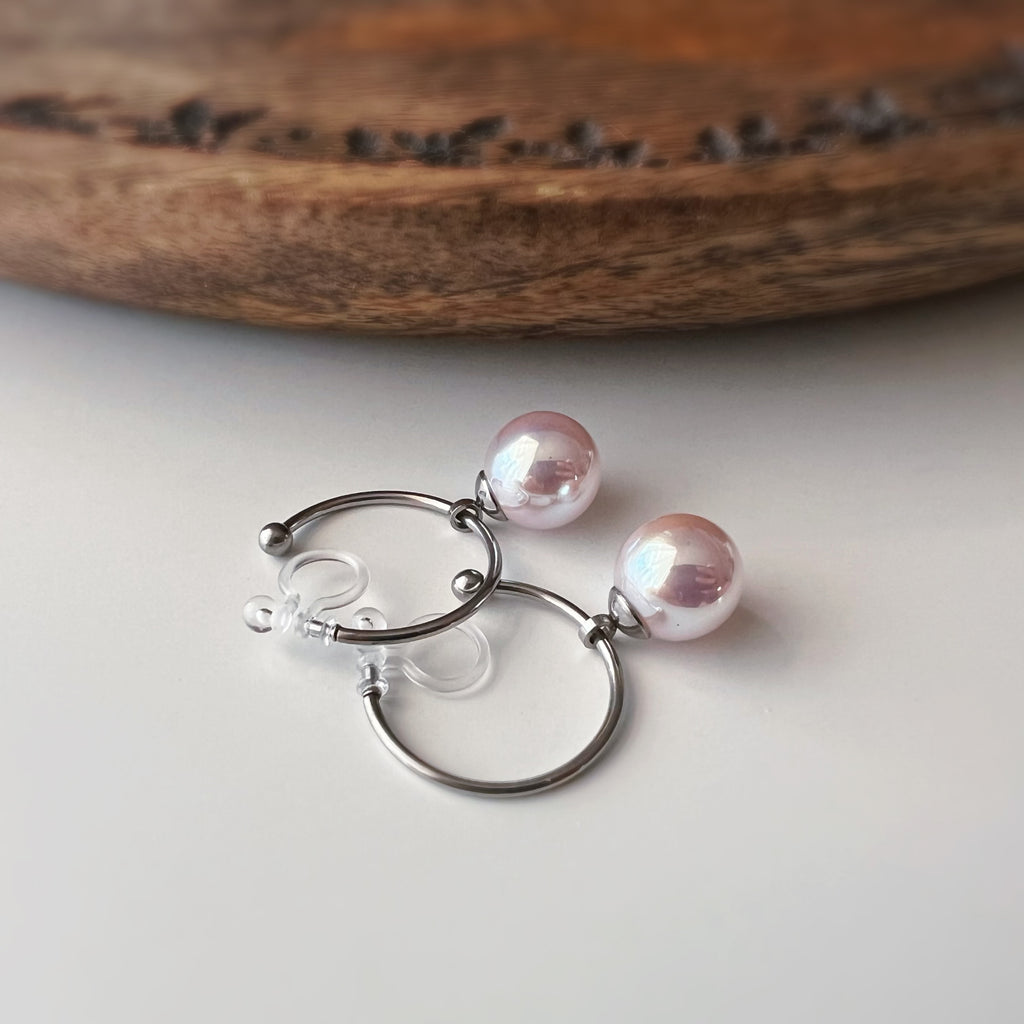 Clips d’oreilles créoles perle rose nacrée