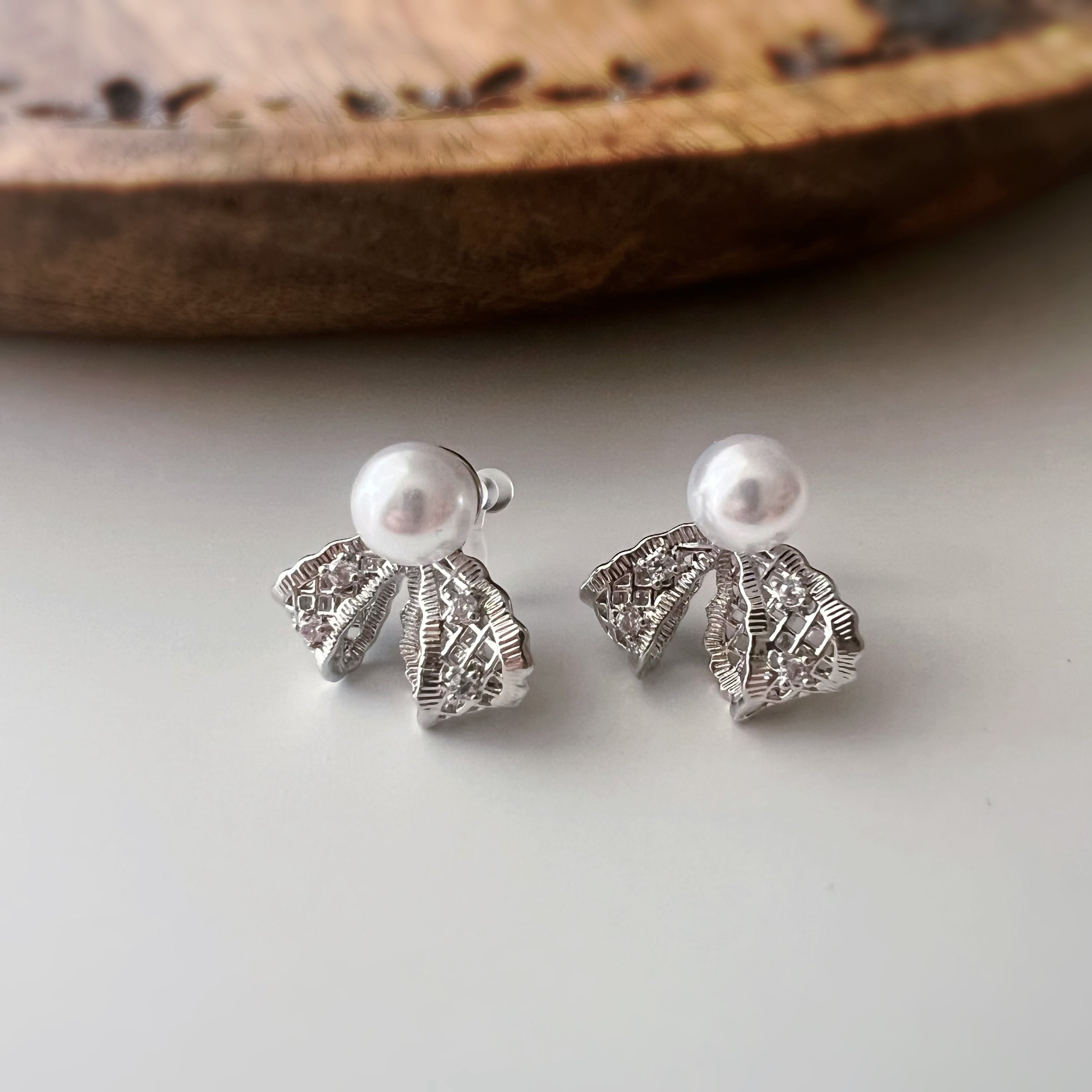 Clips d’oreilles ruban perle blanche