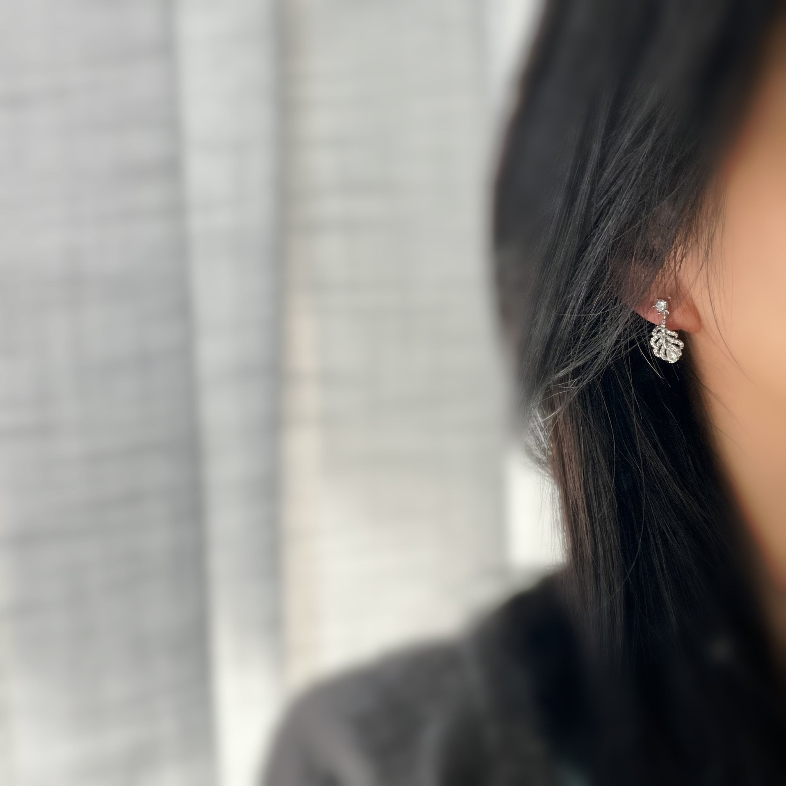 Clips d’oreilles plume scintillante – Argent / Or – Inspiration plume de phénix