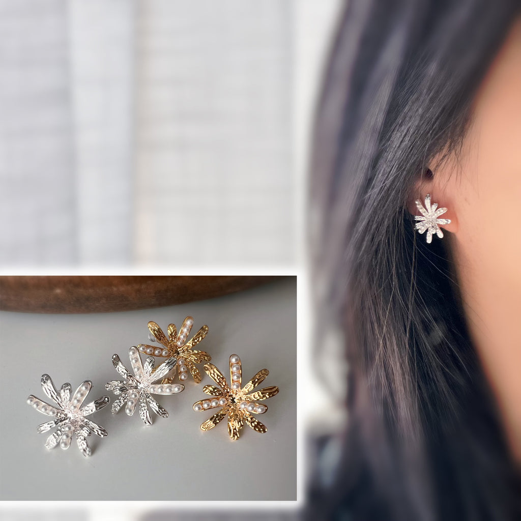 Clips d’oreilles fleur scintillante – Argent / Or – Élégance lumineuse