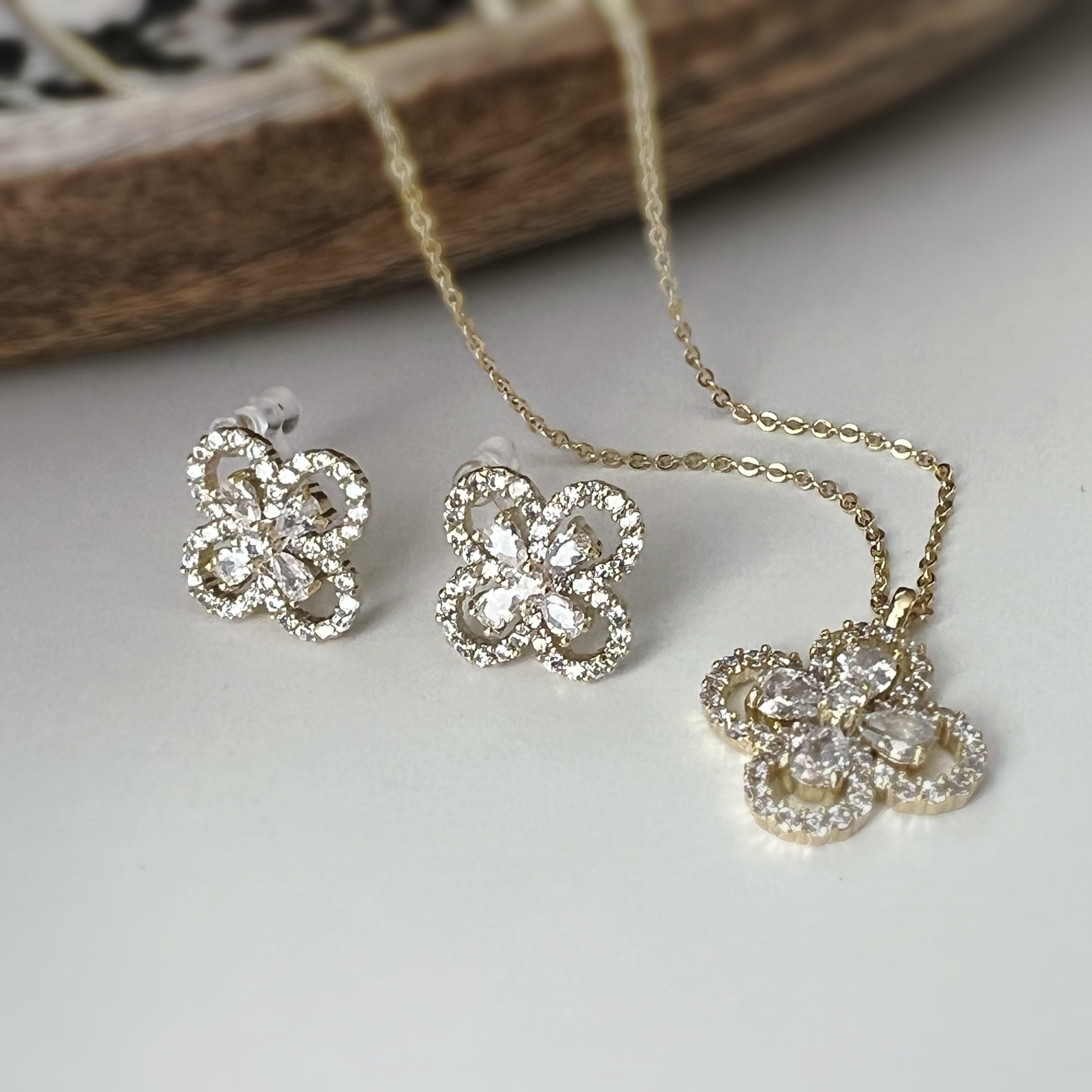 Clip d’oreilles + Collier “Fleur Élégante” – Set scintillant