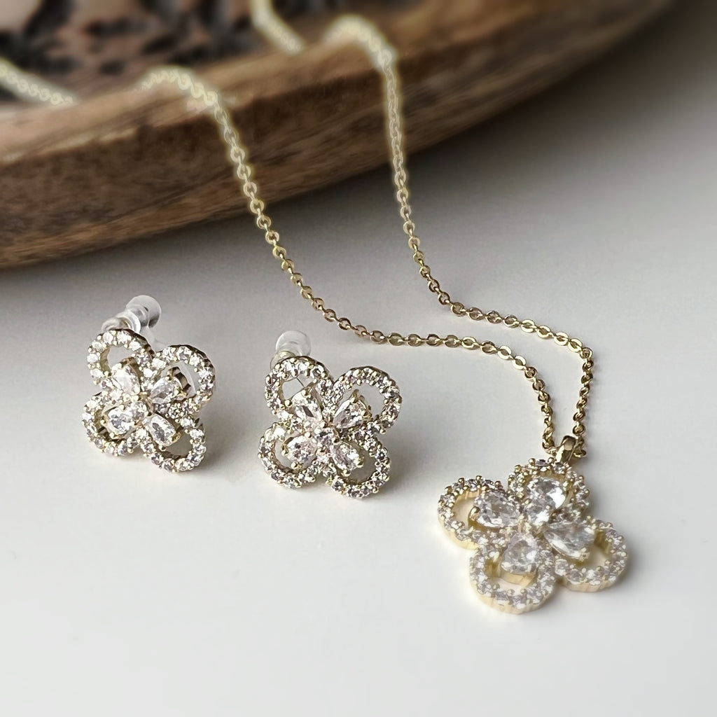 Clip d’oreilles + Collier “Fleur Élégante” – Set scintillant