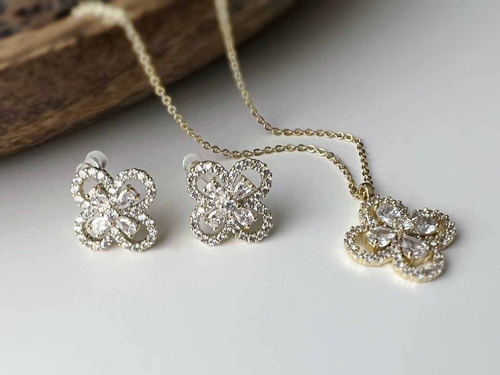 Clip d’oreilles + Collier “Fleur Élégante” – Set scintillant