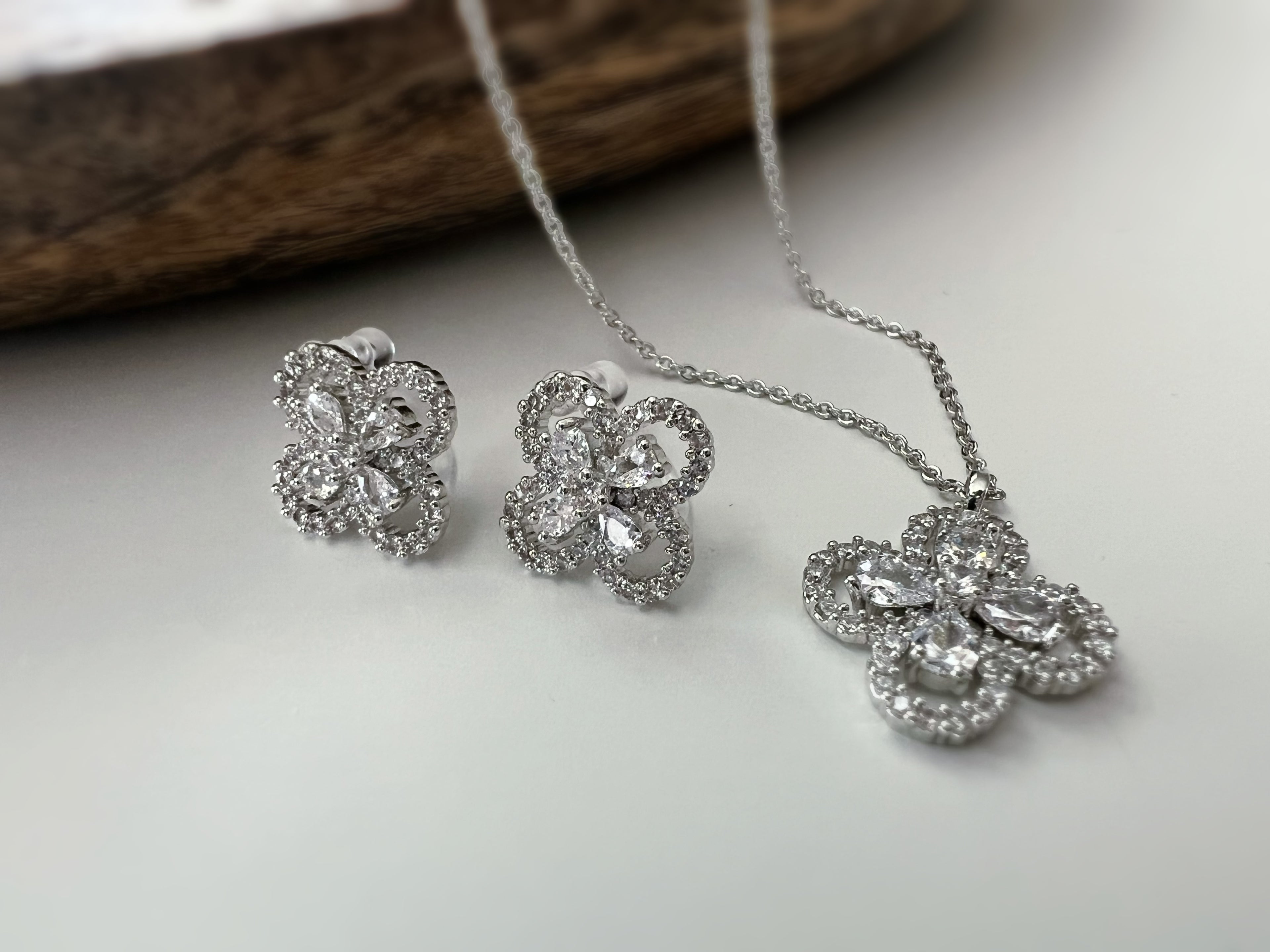 Clip d’oreilles + Collier “Fleur Élégante” – Set scintillant