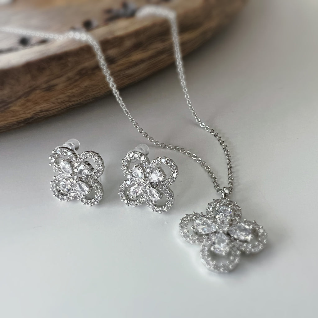 Clip d’oreilles + Collier “Fleur Élégante” – Set scintillant
