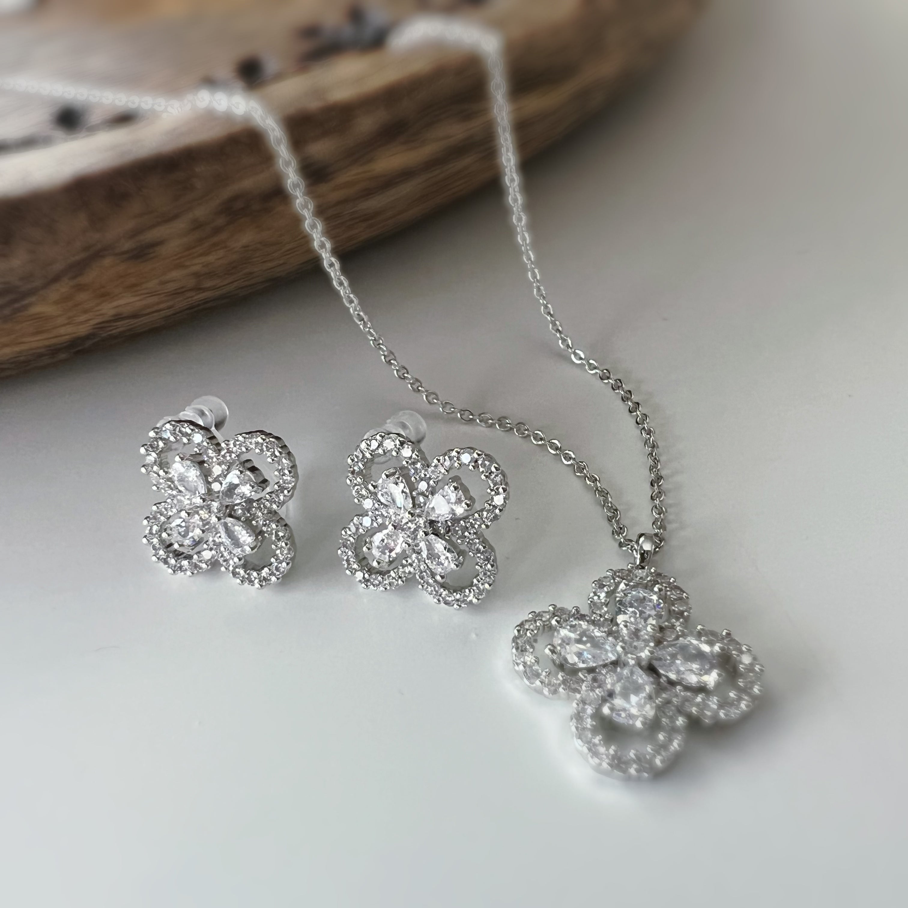 Clip d’oreilles + Collier “Fleur Élégante” – Set scintillant