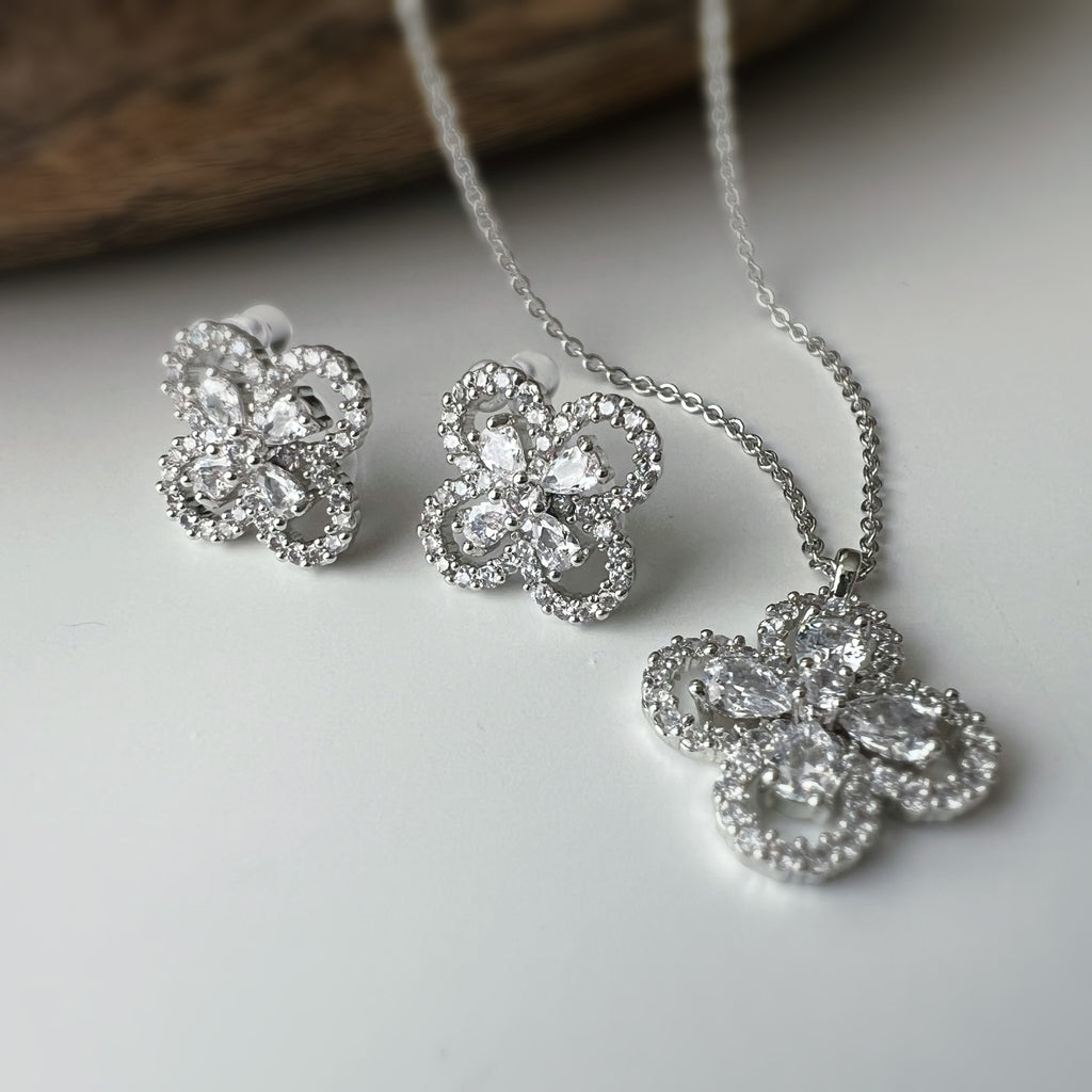 Clip d’oreilles + Collier “Fleur Élégante” – Set scintillant