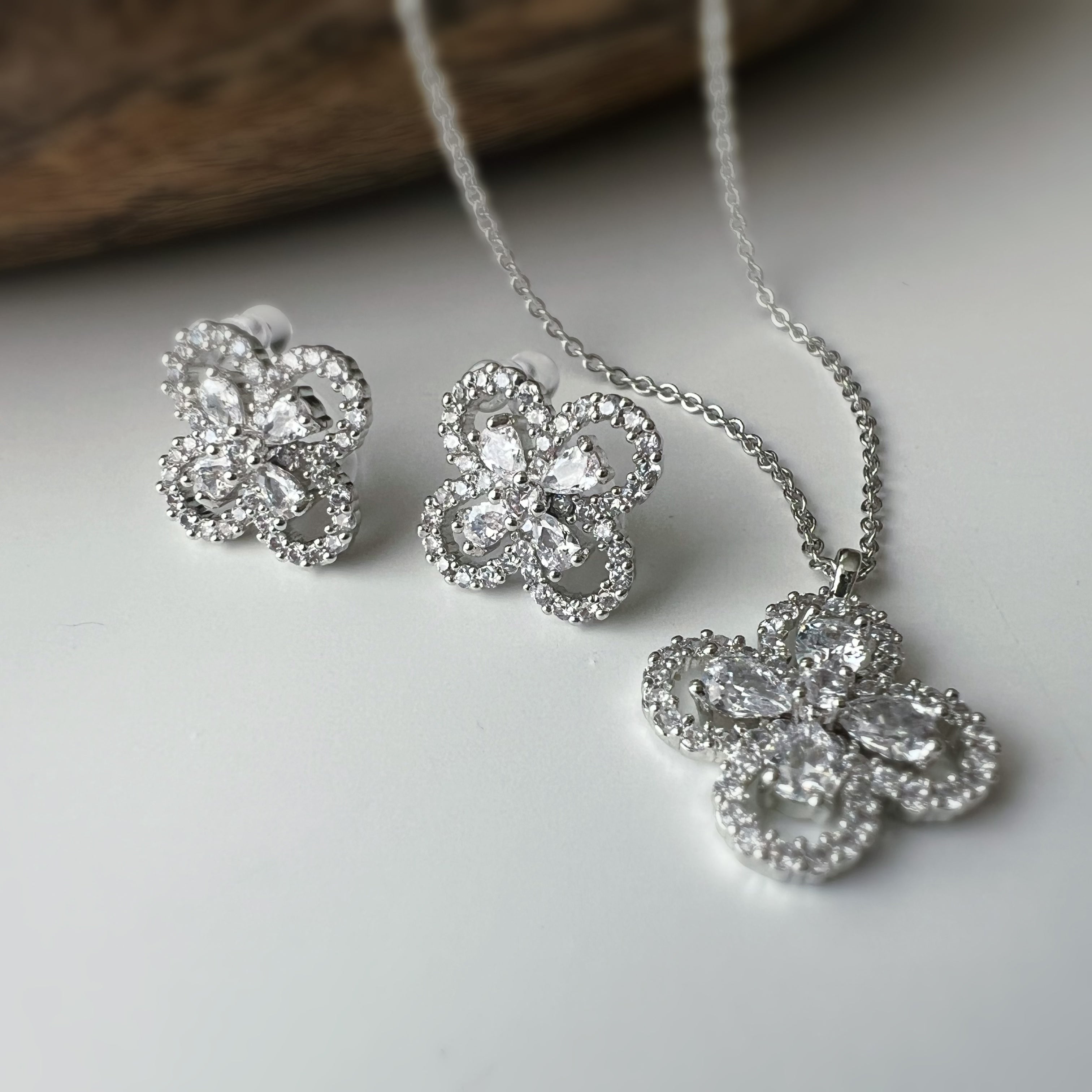 Clip d’oreilles + Collier “Fleur Élégante” – Set scintillant