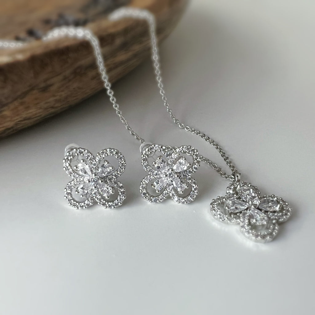 Clip d’oreilles + Collier “Fleur Élégante” – Set scintillant
