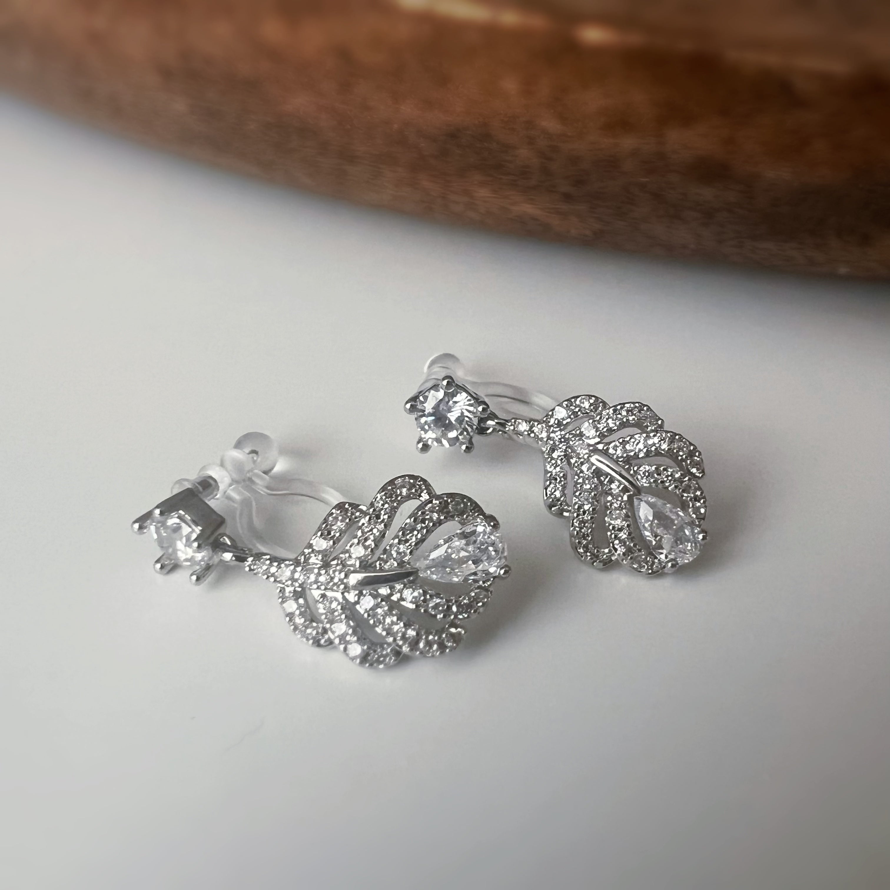 Clips d’oreilles plume scintillante – Argent / Or – Inspiration plume de phénix