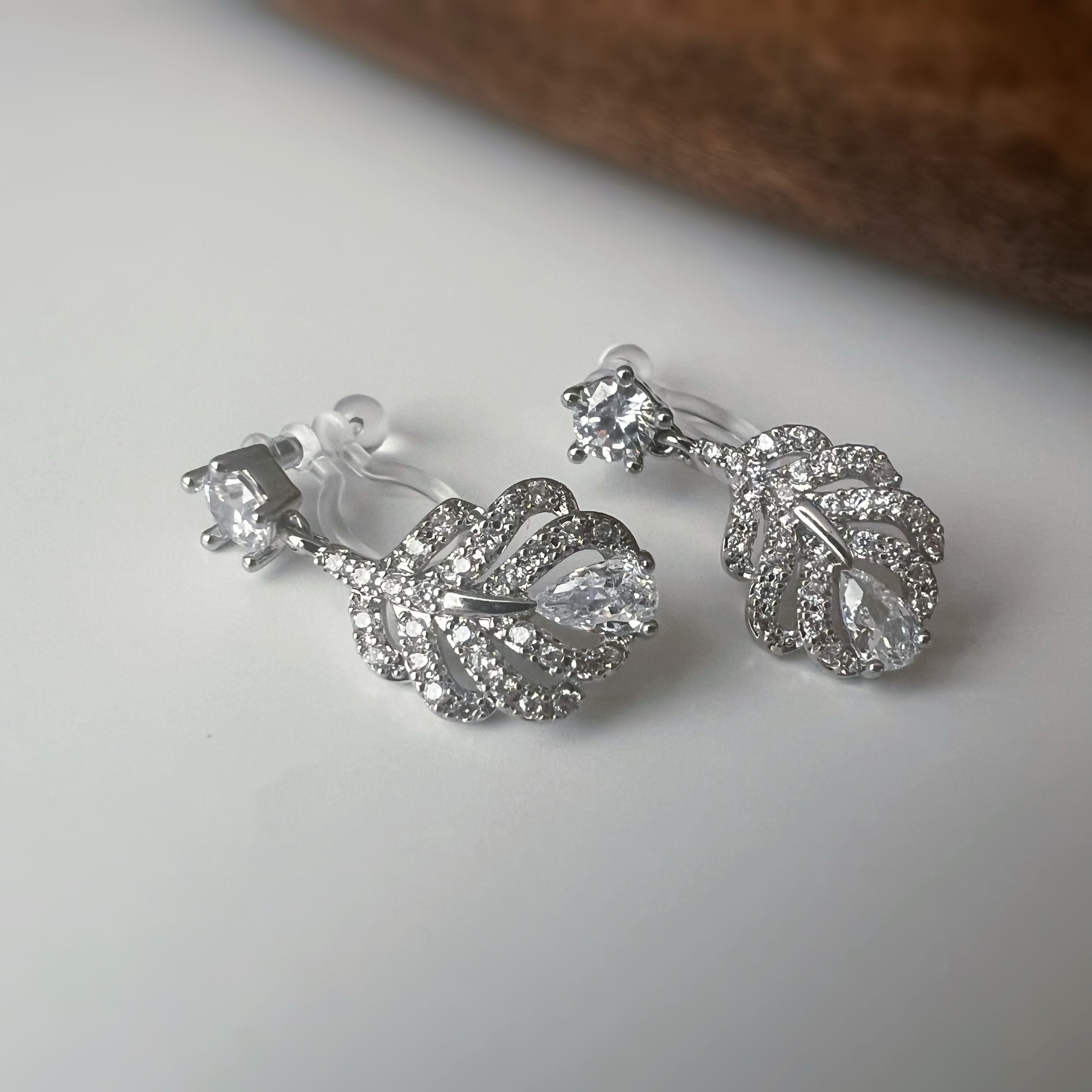 Clips d’oreilles plume scintillante – Argent / Or – Inspiration plume de phénix