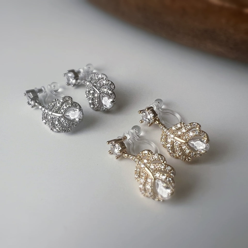 Clips d’oreilles plume scintillante – Argent / Or – Inspiration plume de phénix