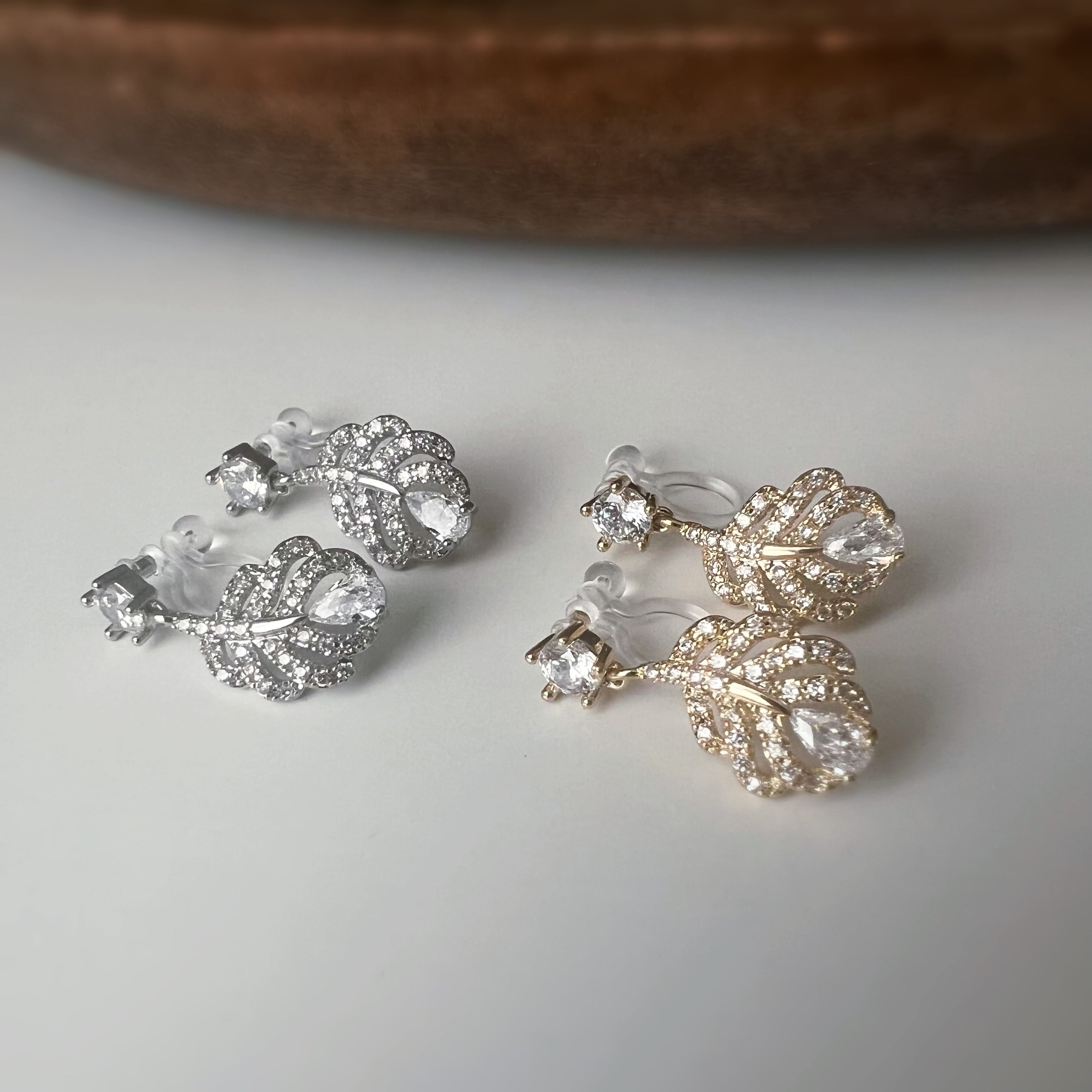Clips d’oreilles plume scintillante – Argent / Or – Inspiration plume de phénix