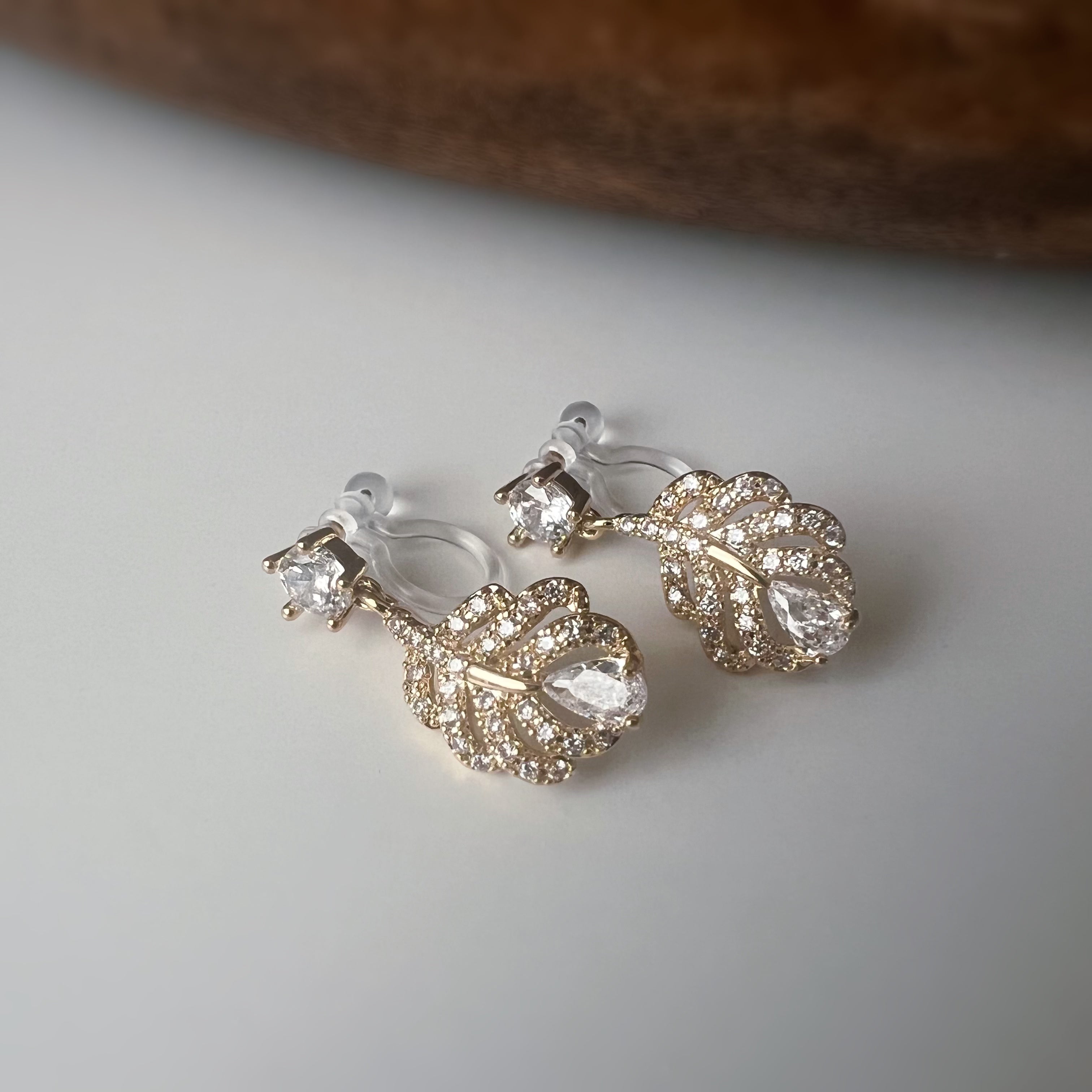 Clips d’oreilles plume scintillante – Argent / Or – Inspiration plume de phénix