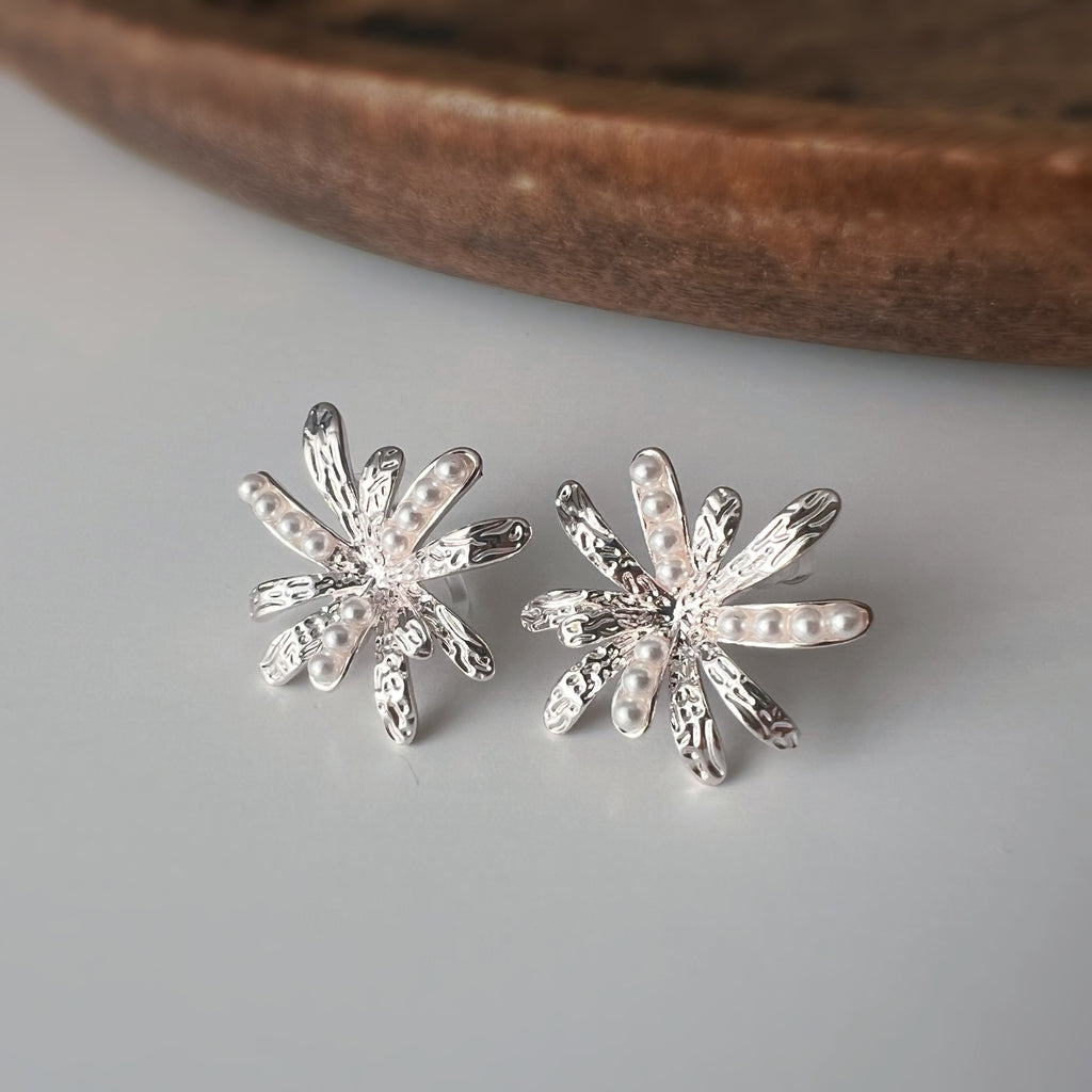 Clips d’oreilles fleur scintillante – Argent / Or – Élégance lumineuse