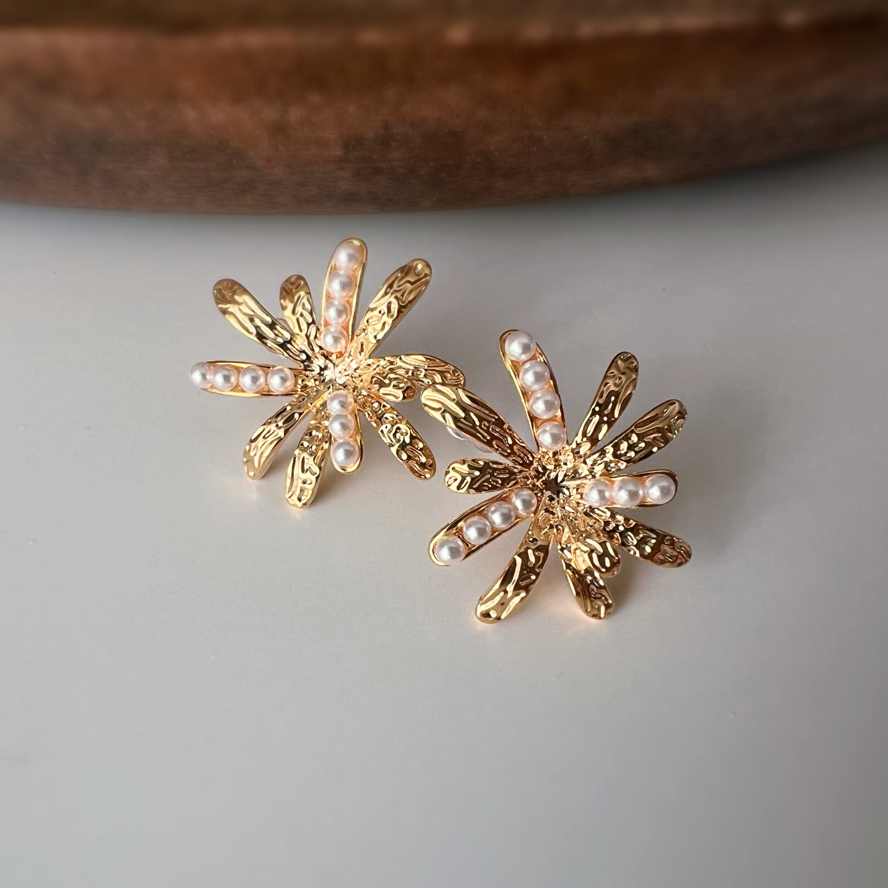 Clips d’oreilles fleur scintillante – Argent / Or – Élégance lumineuse