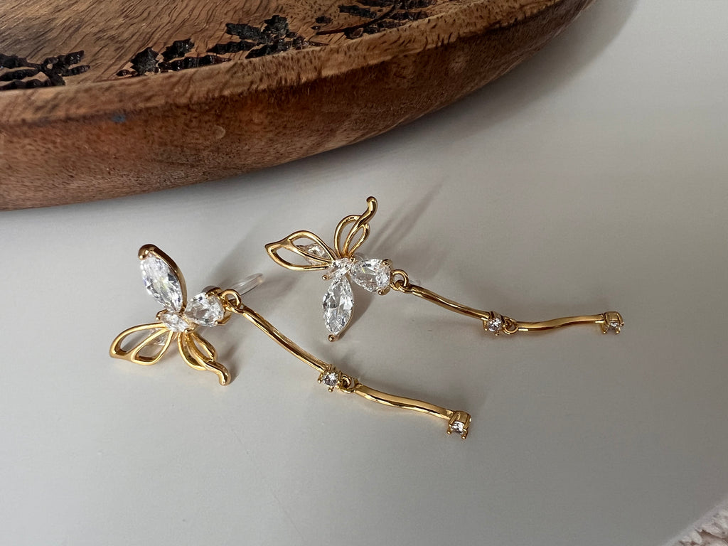 Clips d’oreilles papillon pendantes avec chaîne