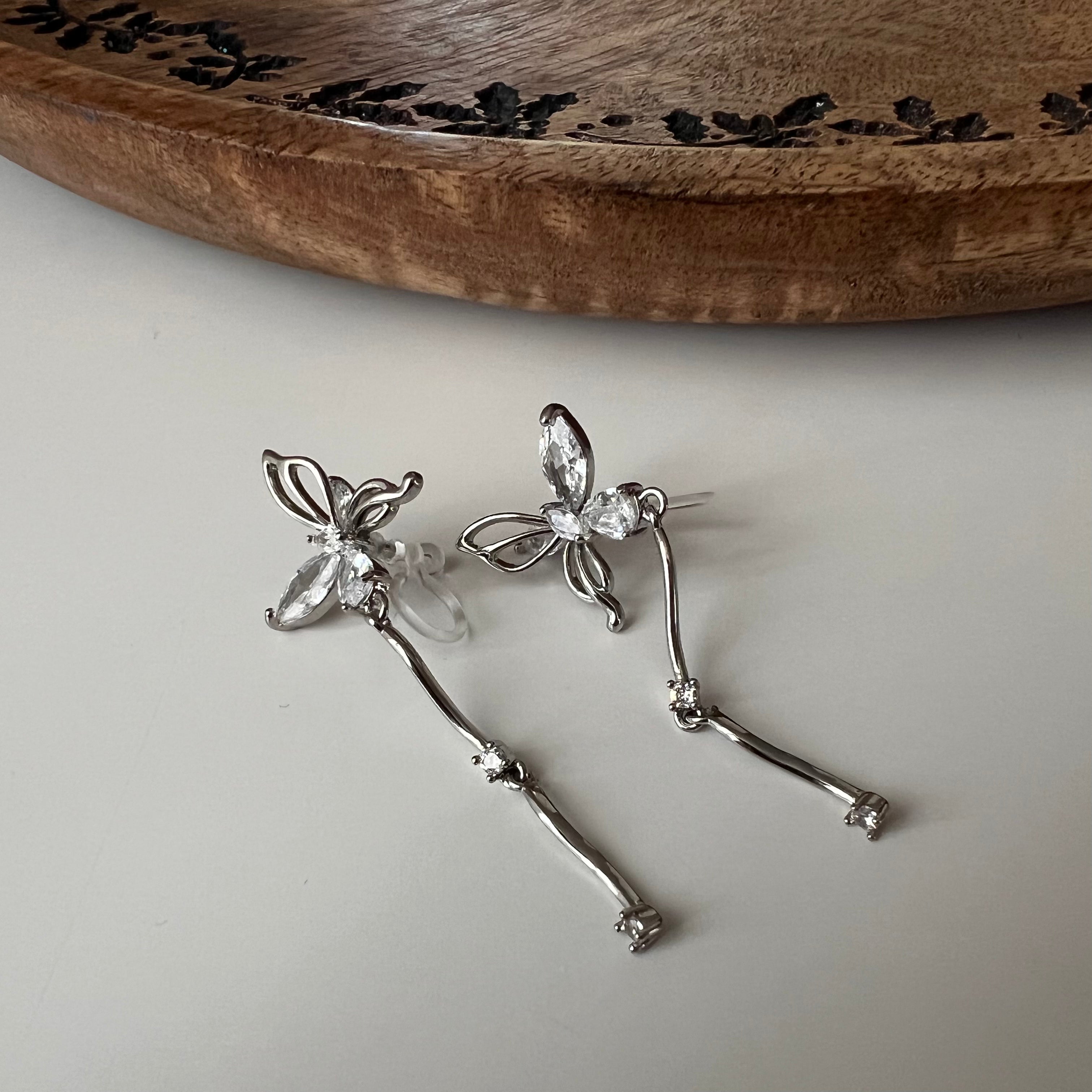 Clips d’oreilles papillon pendantes avec chaîne