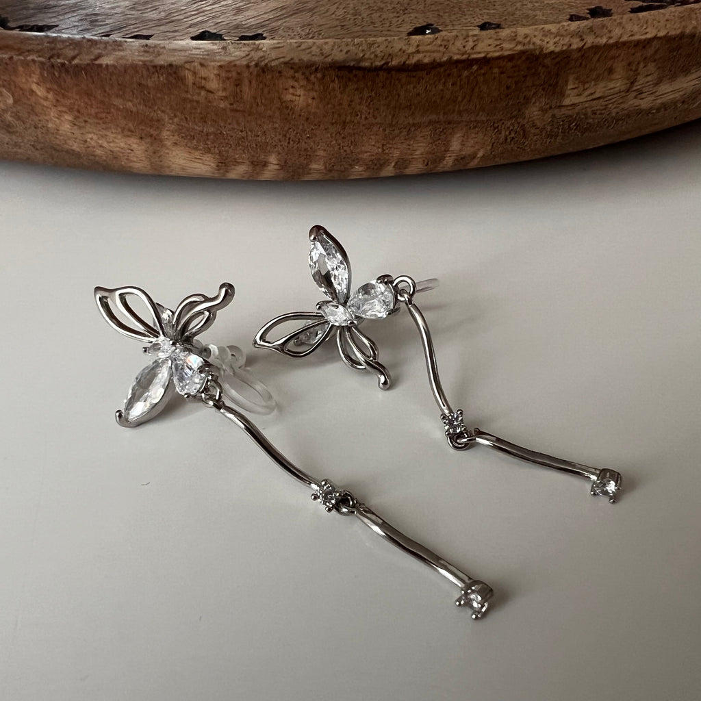 Clips d’oreilles papillon pendantes avec chaîne