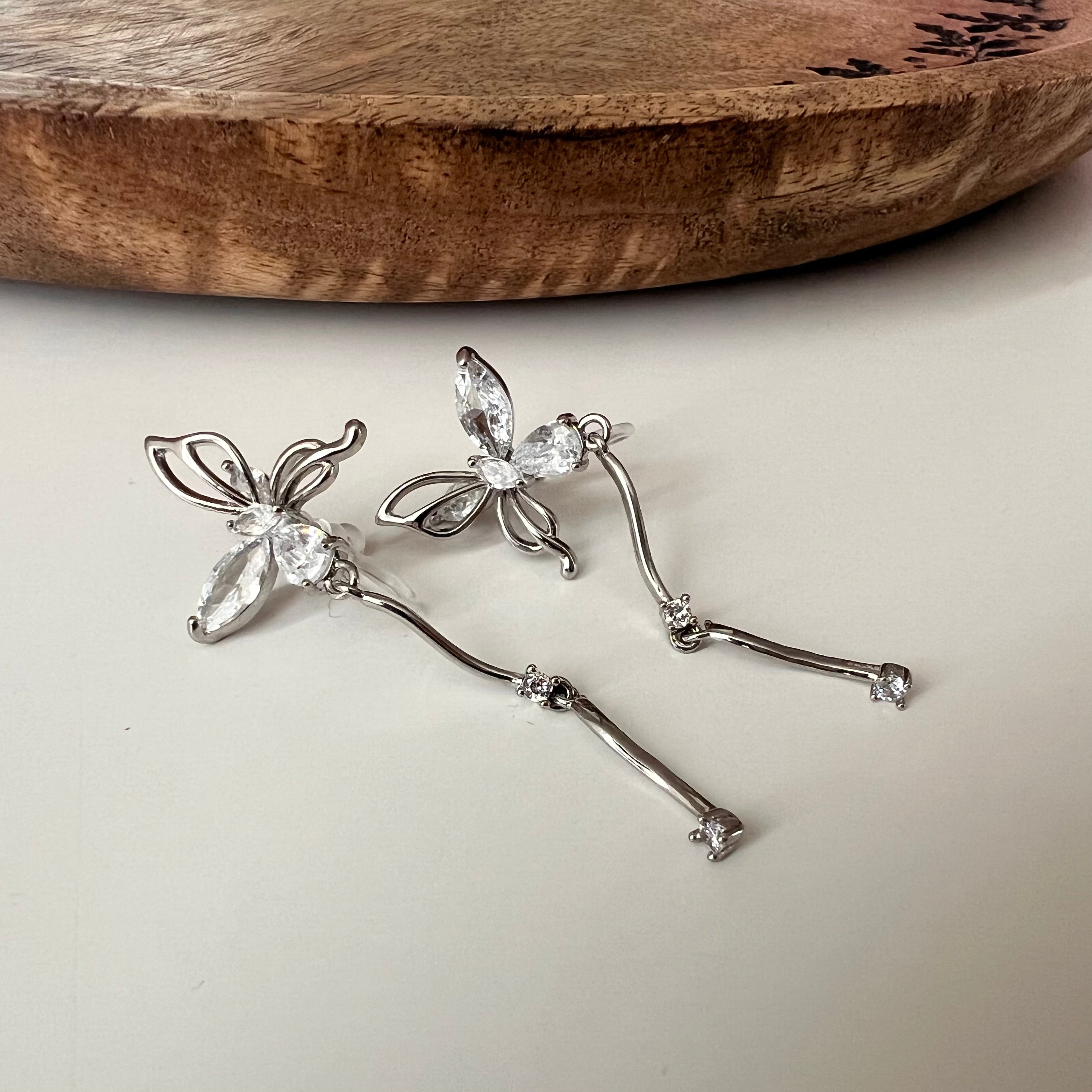 Clips d’oreilles papillon pendantes avec chaîne
