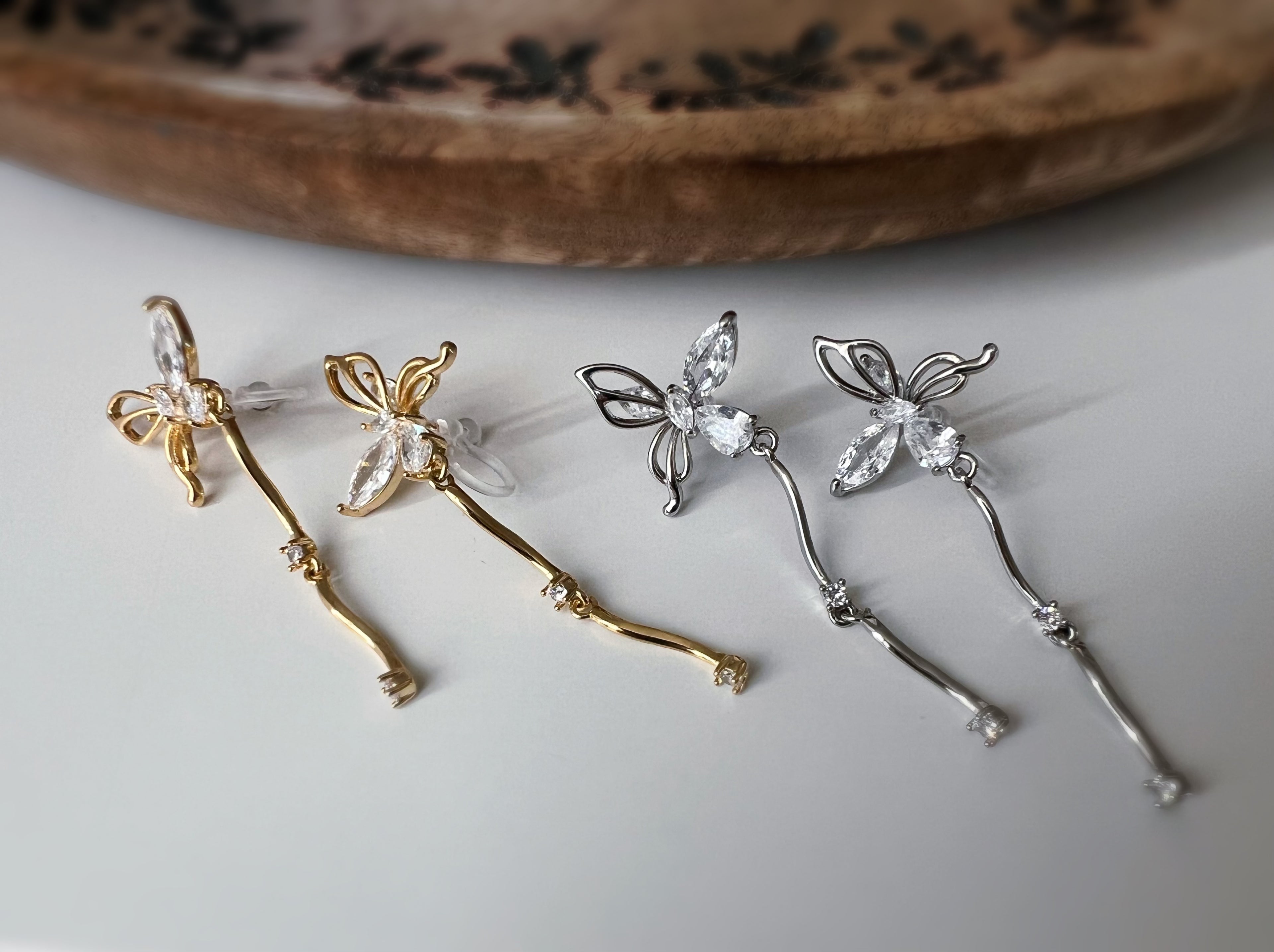 Clips d’oreilles papillon pendantes avec chaîne
