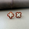 Clips d’oreilles trèfle rouge avec nacre blanche – couleur or – Fleur élégante