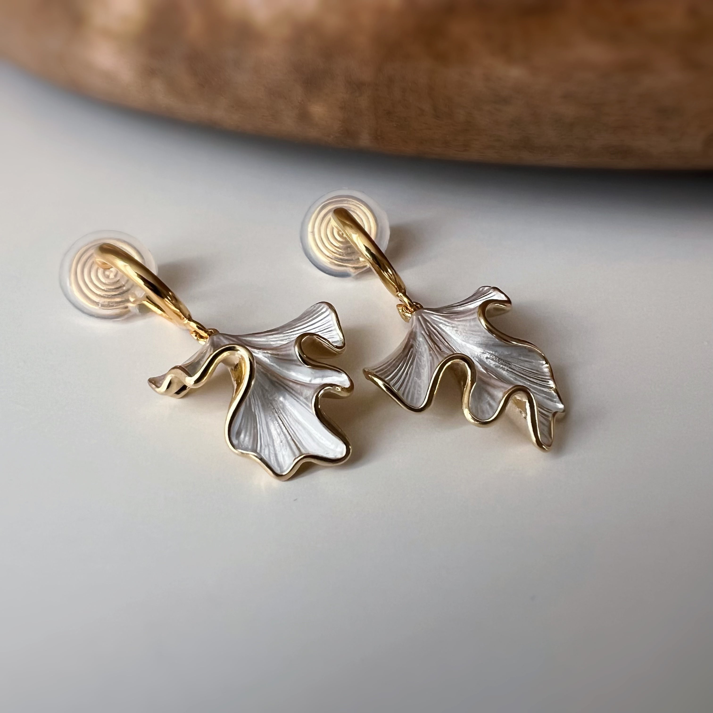 Clips d’oreilles feuille ondulée pendante