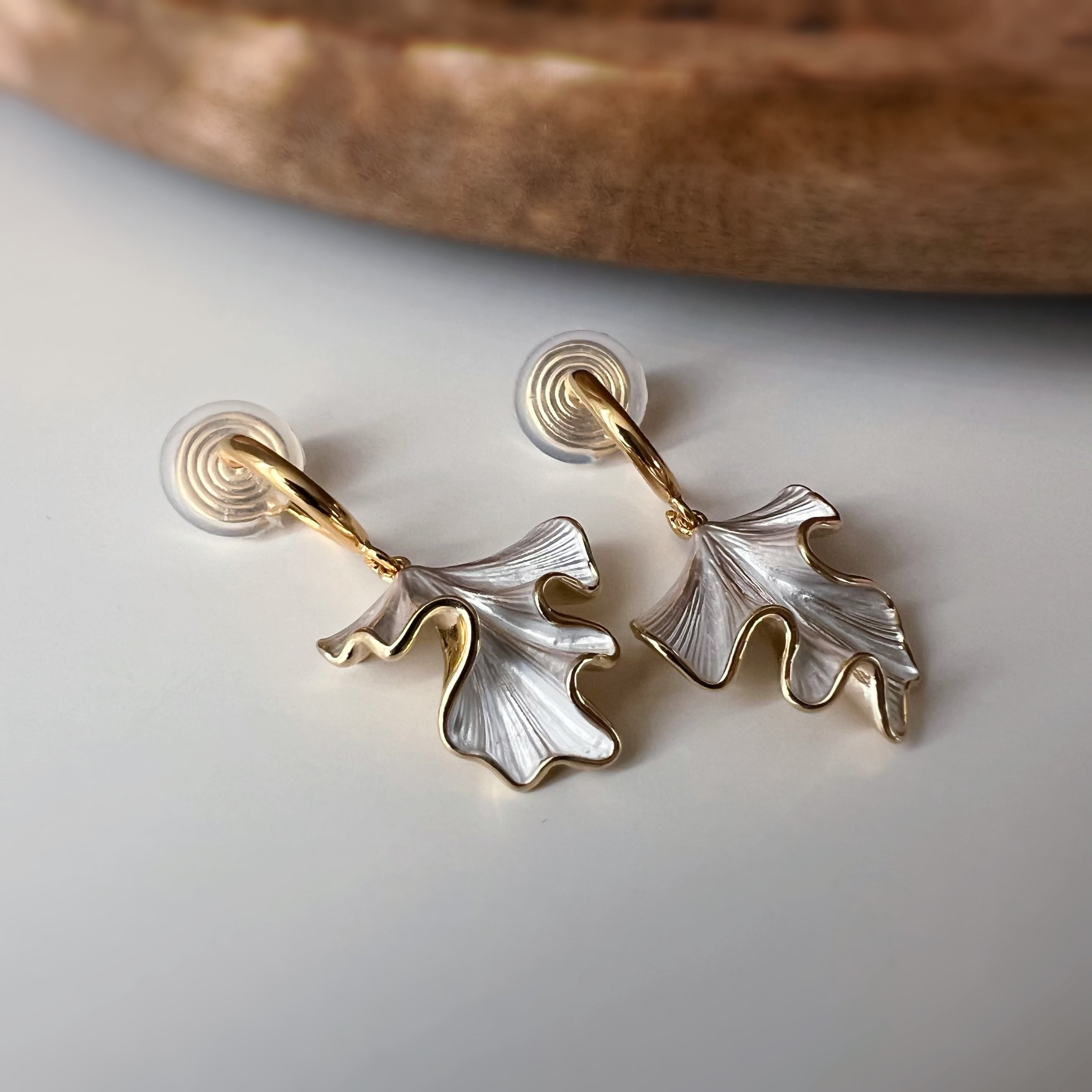 Clips d’oreilles feuille ondulée pendante