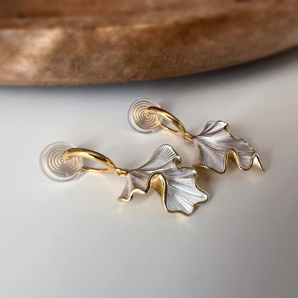 Clips d’oreilles feuille ondulée pendante