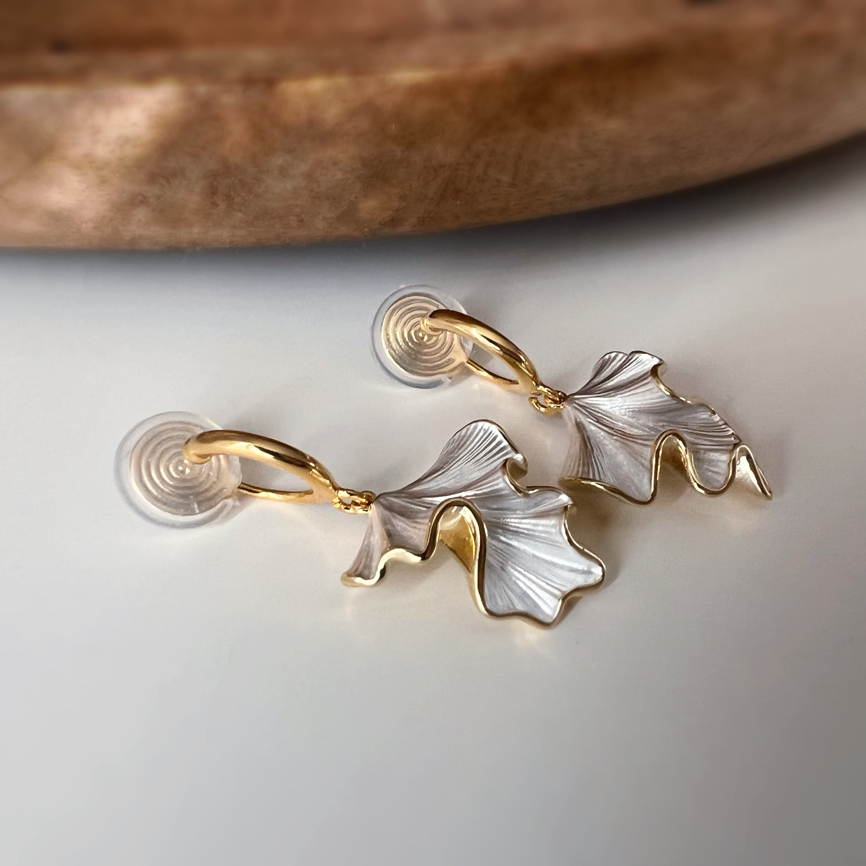 Clips d’oreilles feuille ondulée pendante