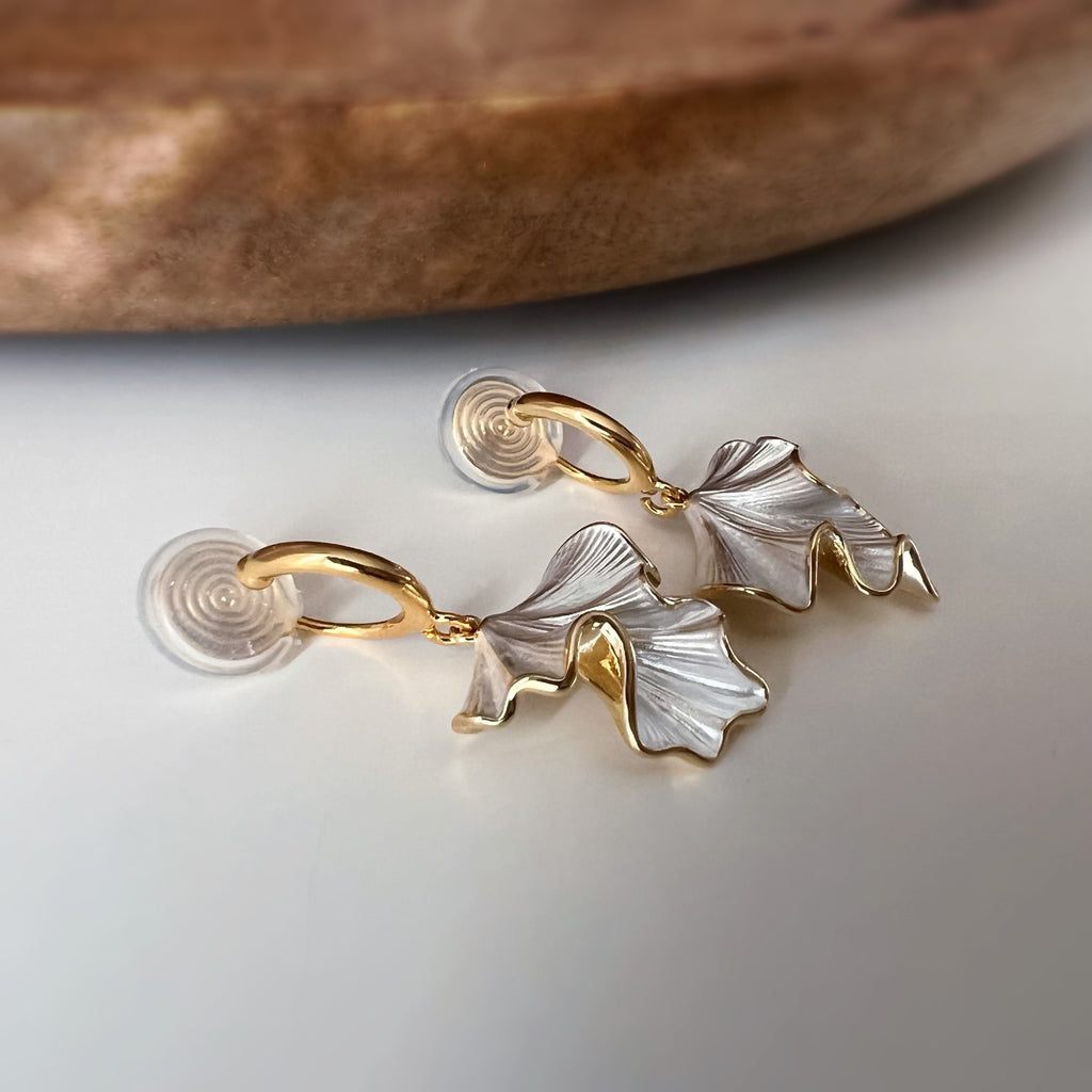 Clips d’oreilles feuille ondulée pendante
