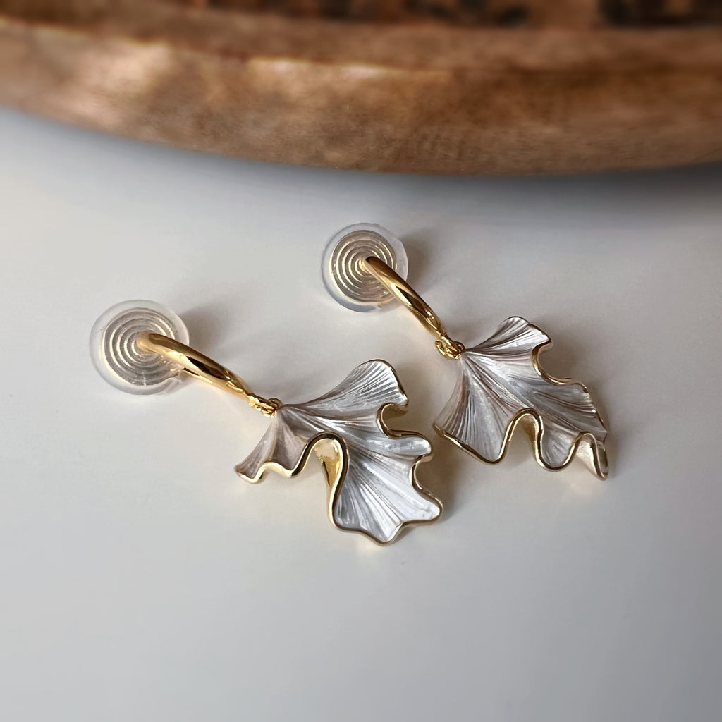 Clips d’oreilles feuille ondulée pendante