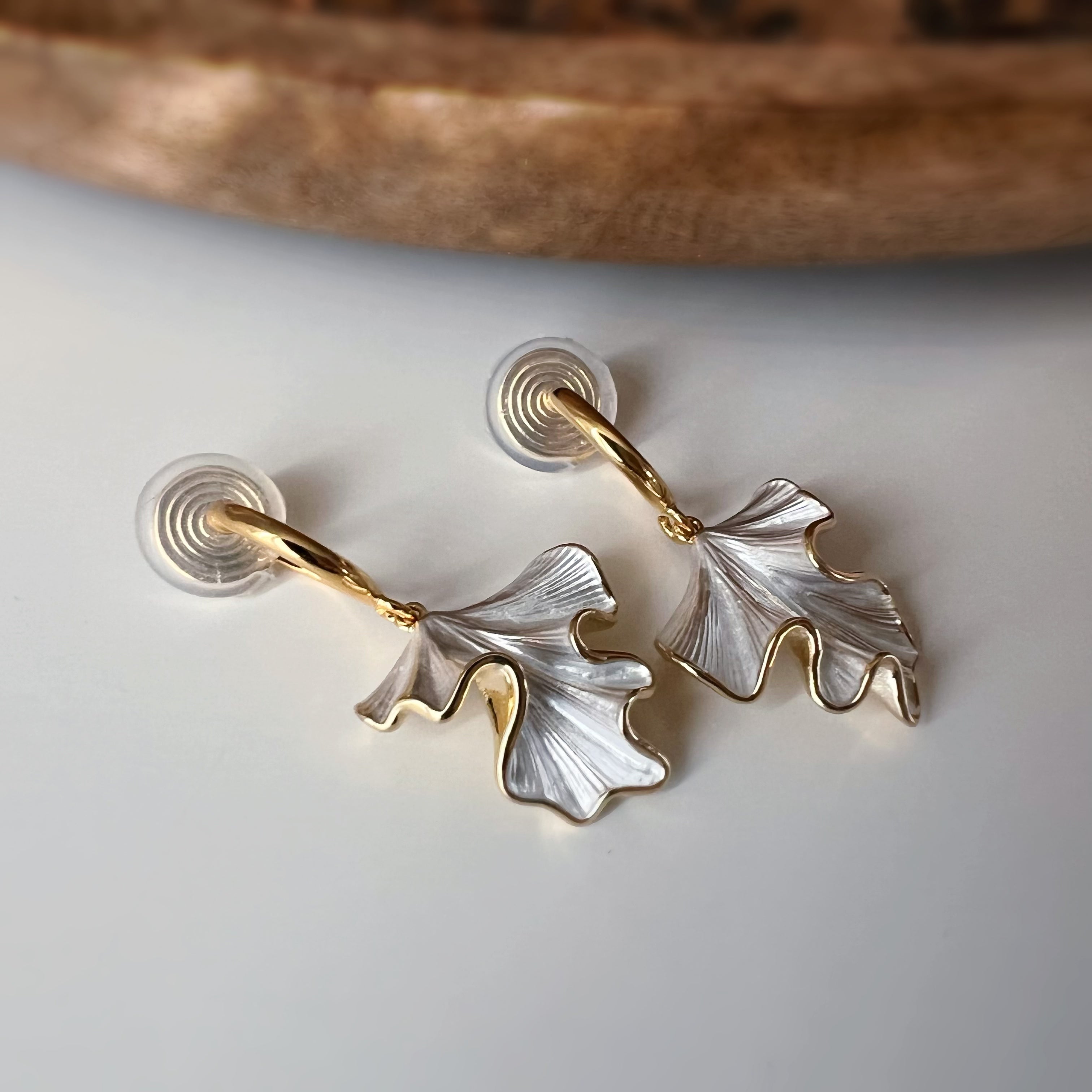 Clips d’oreilles feuille ondulée pendante